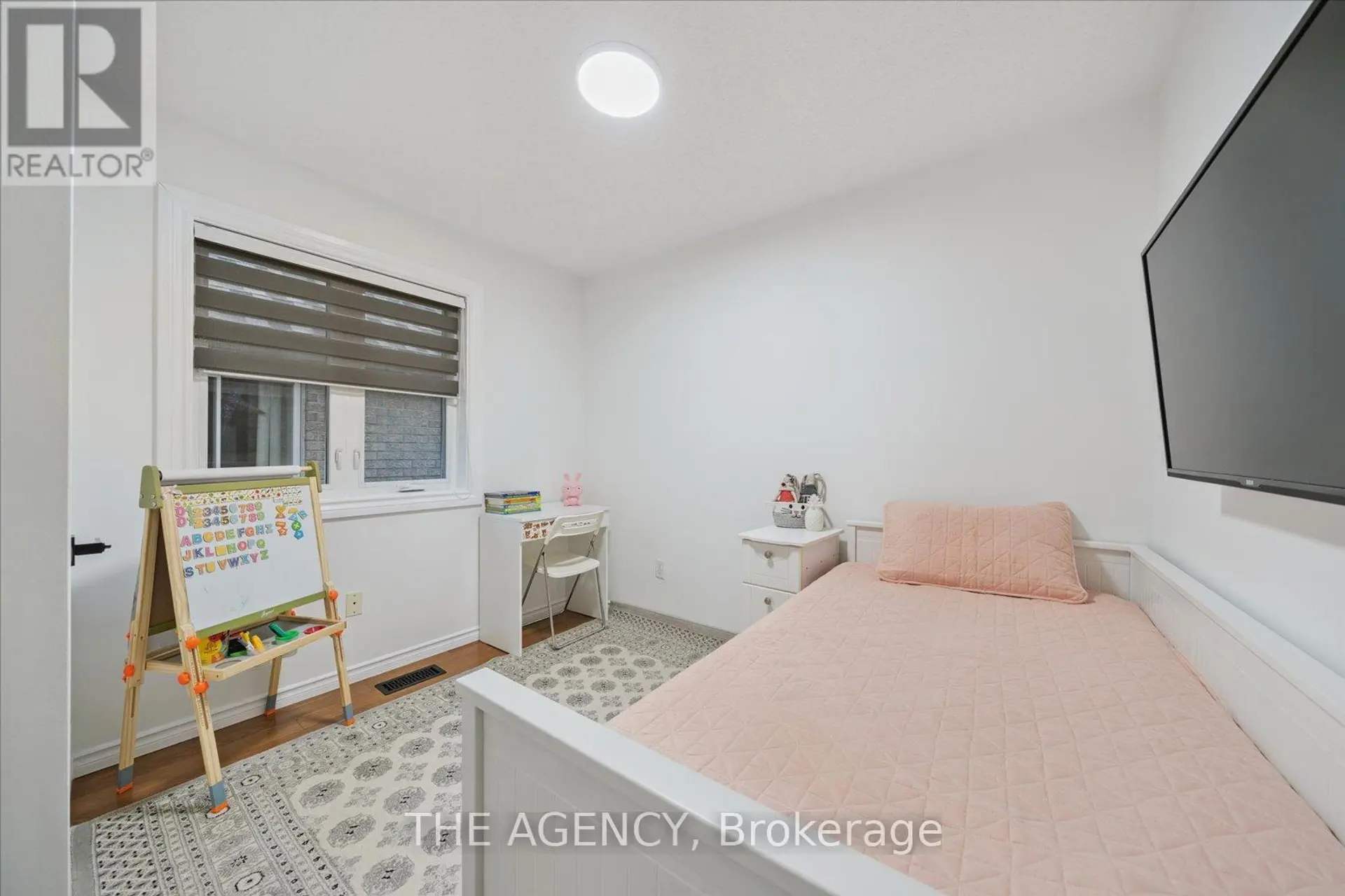908 OAKTREE CRESCENT - Image 11