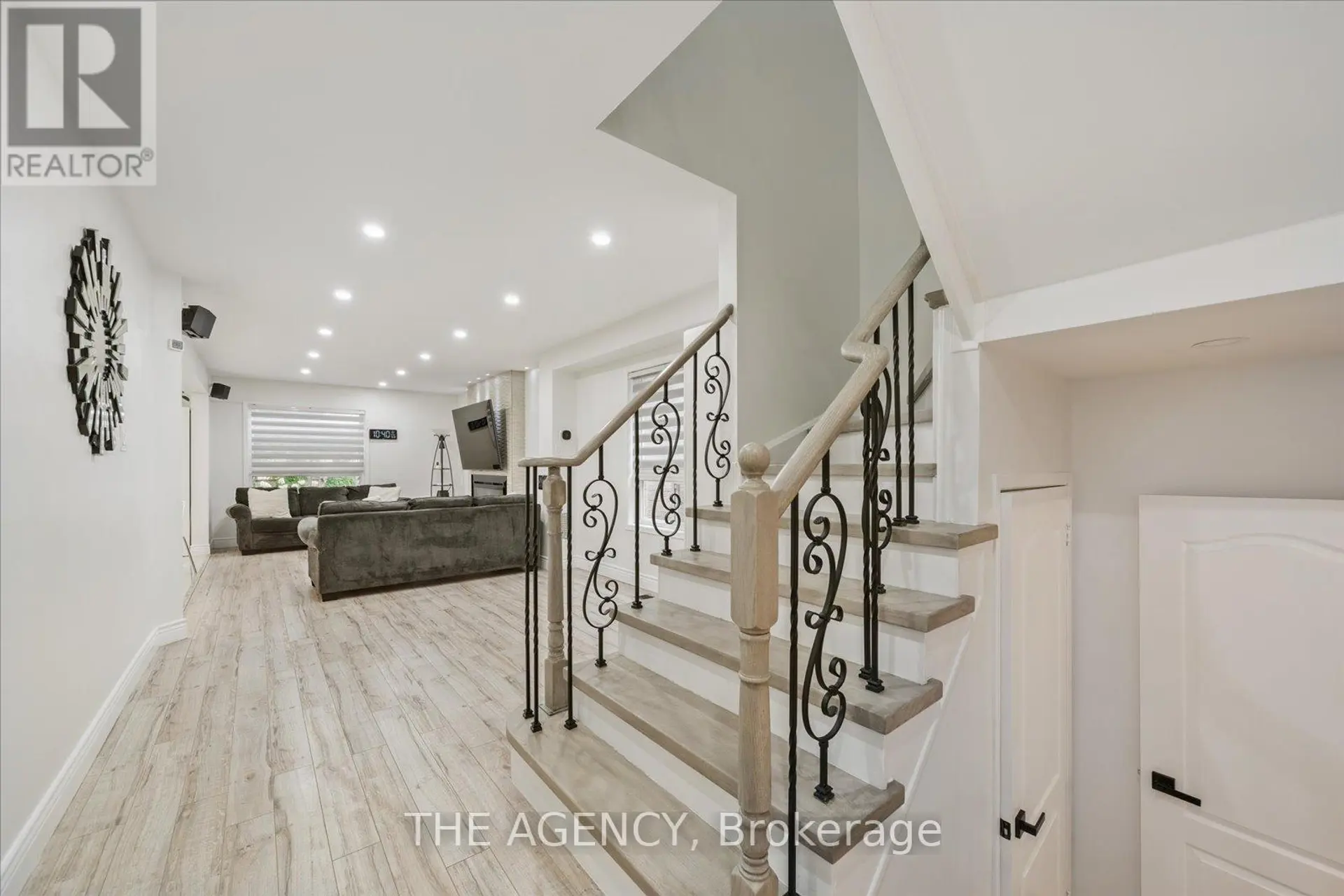 908 OAKTREE CRESCENT - Image 2