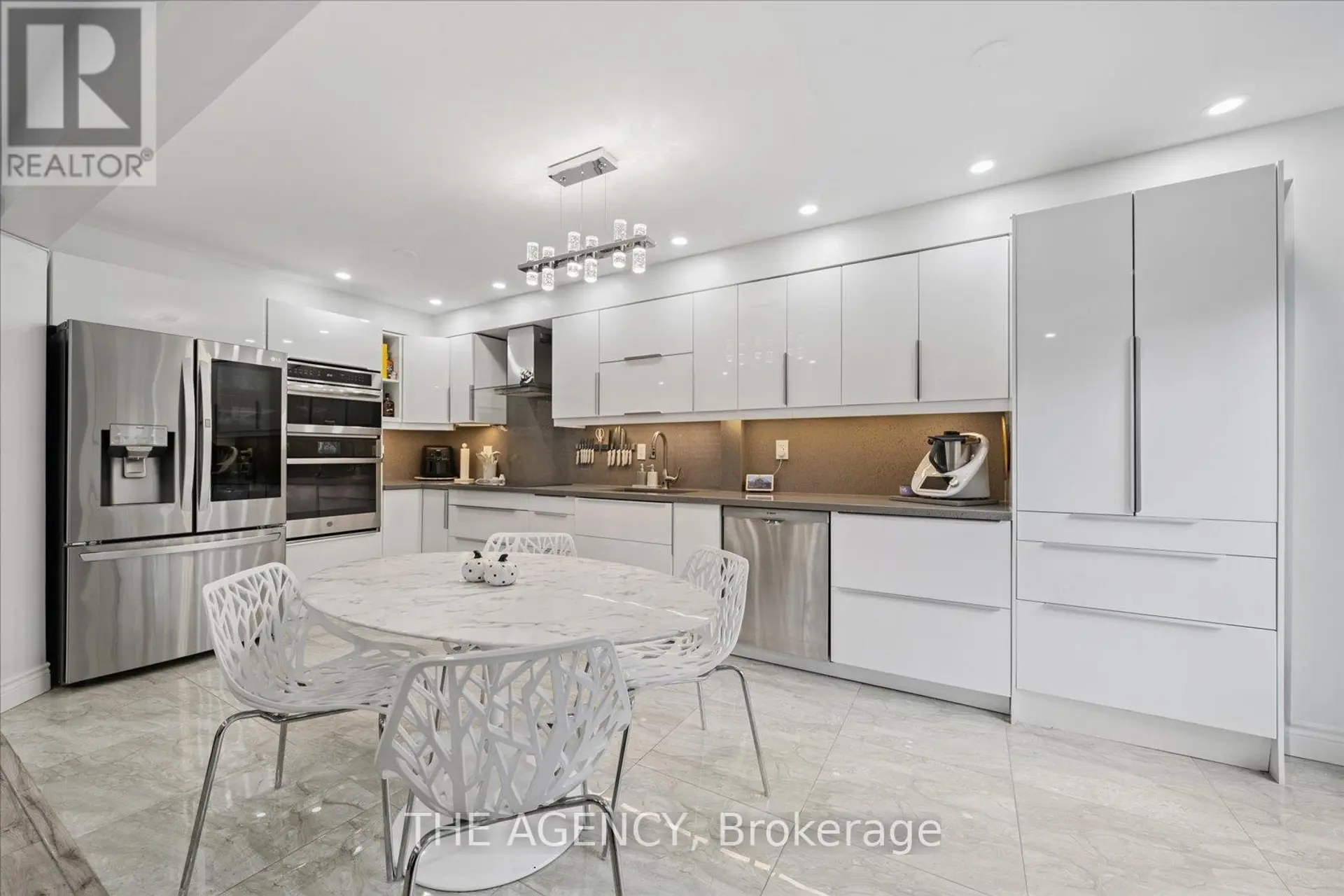 908 OAKTREE CRESCENT - Image 3