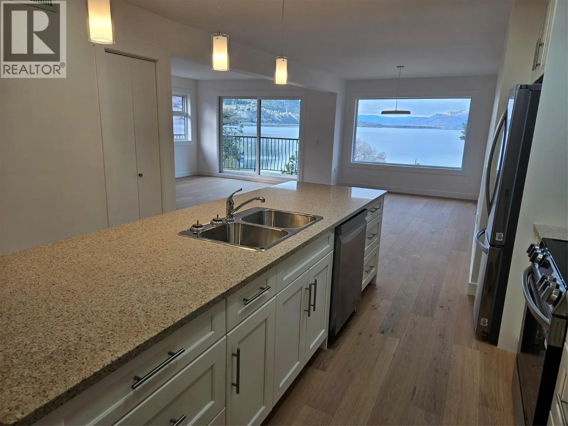 #402 578 Lakeshore Drive - Image 2