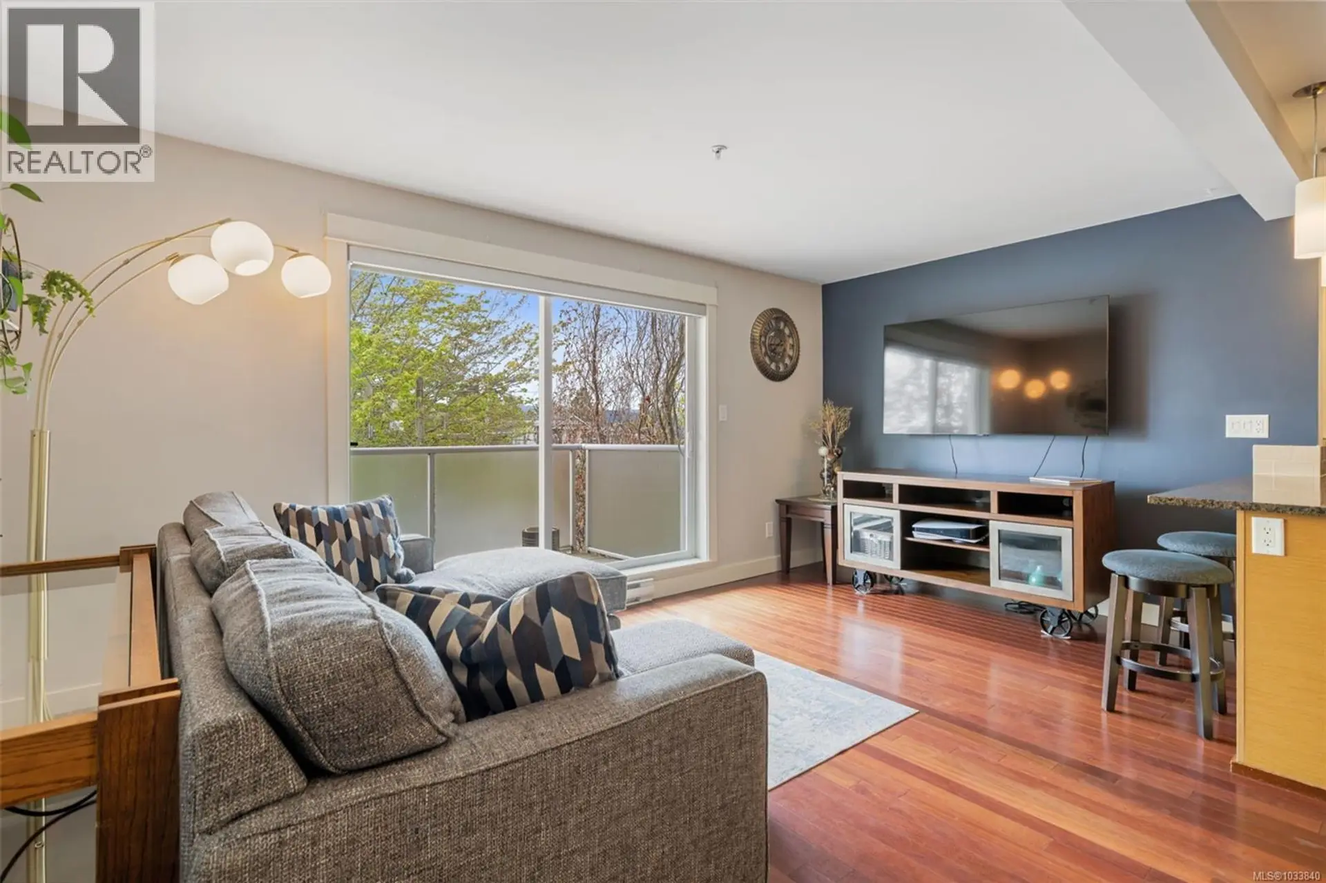 Property at #305 1315 Esquimalt Rd, Esquimalt, BC