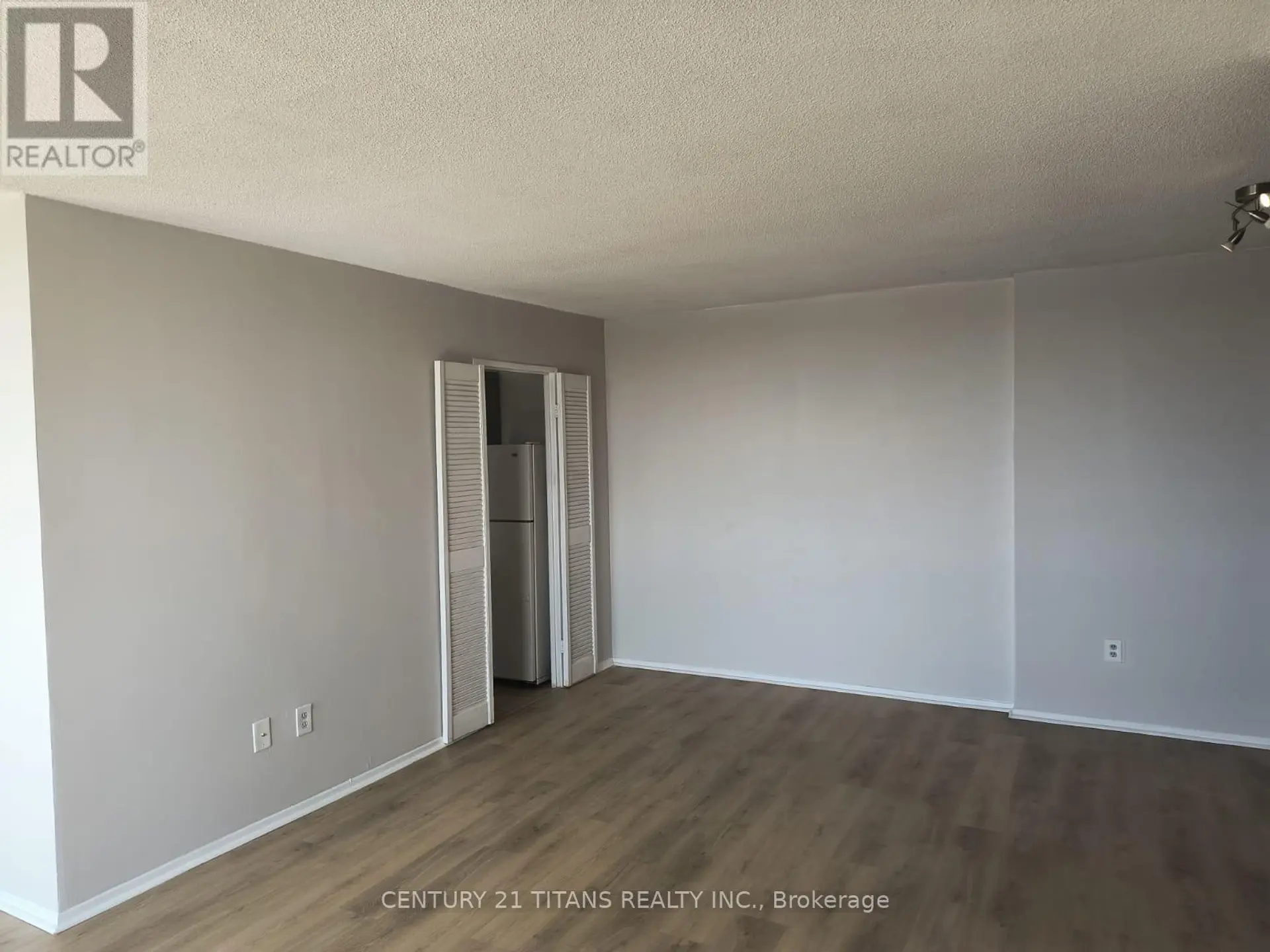 #907 301 PRUDENTIAL DRIVE - Image 2
