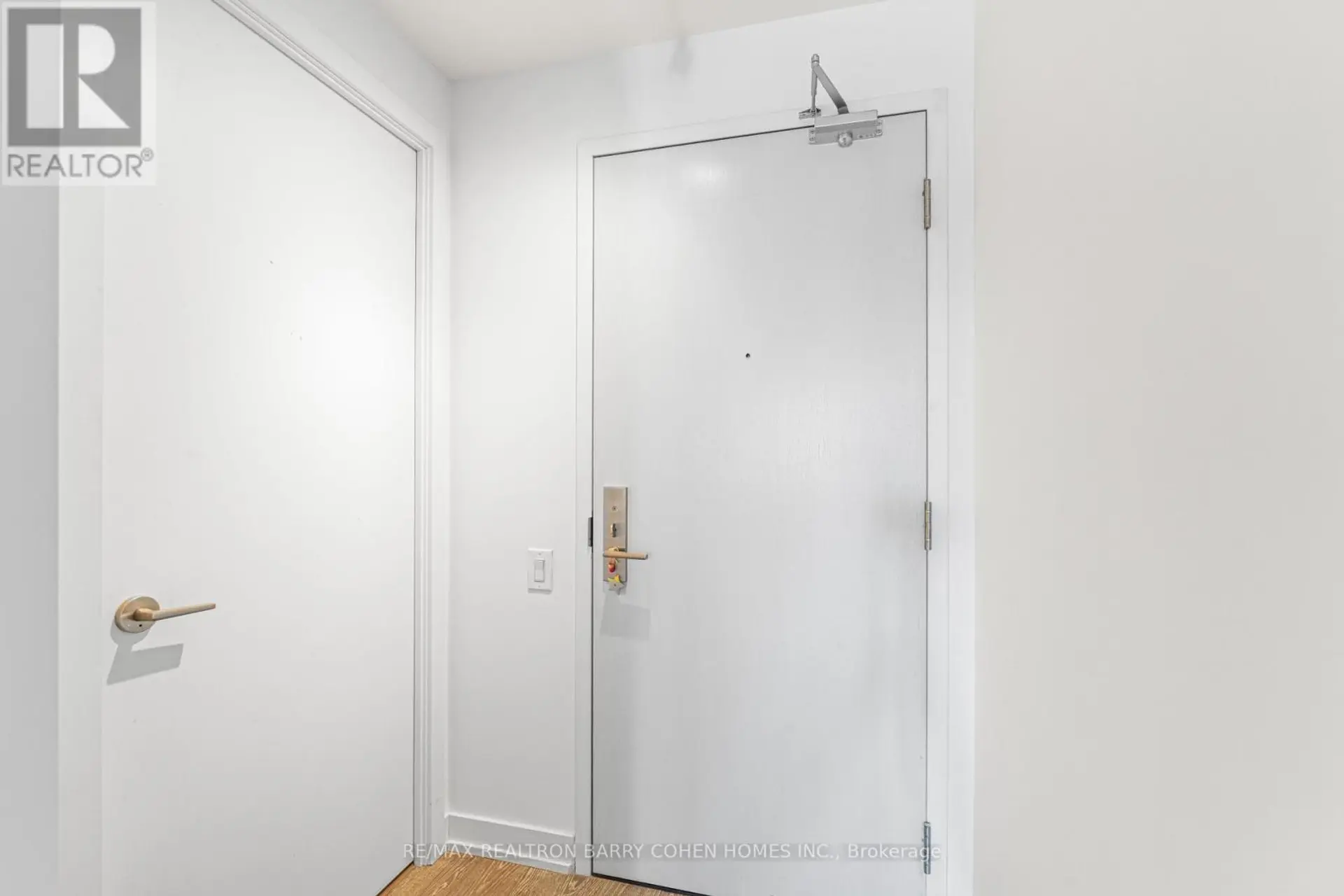 #904 39 BRANT STREET - Image 9