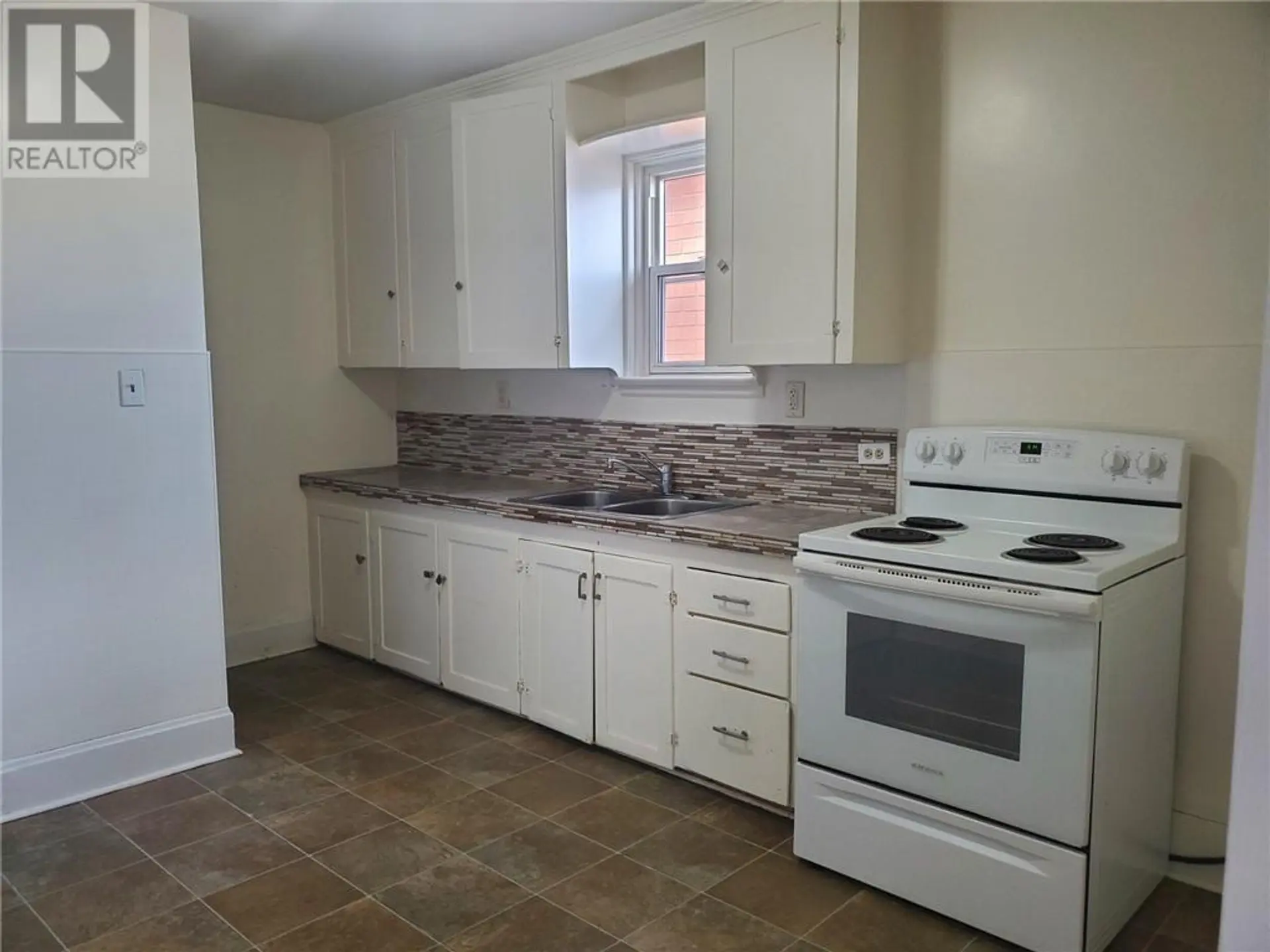 1215 Notre Dame Avenue - Image 11