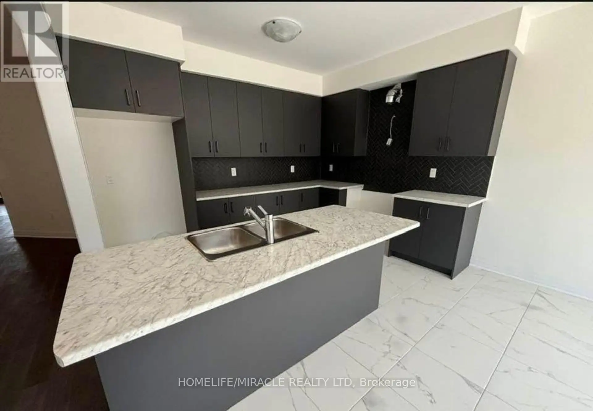 36 PORT CRESCENT - Image 2