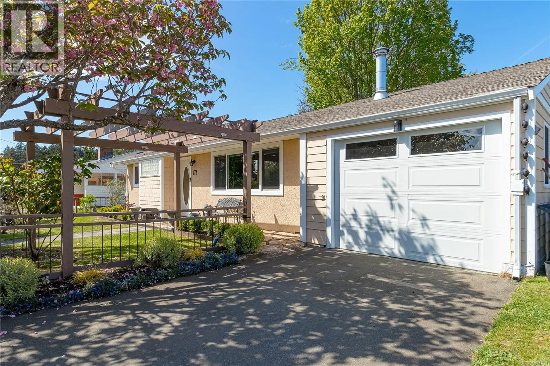 Property at 171 Stanford Ave W, Parksville, BC