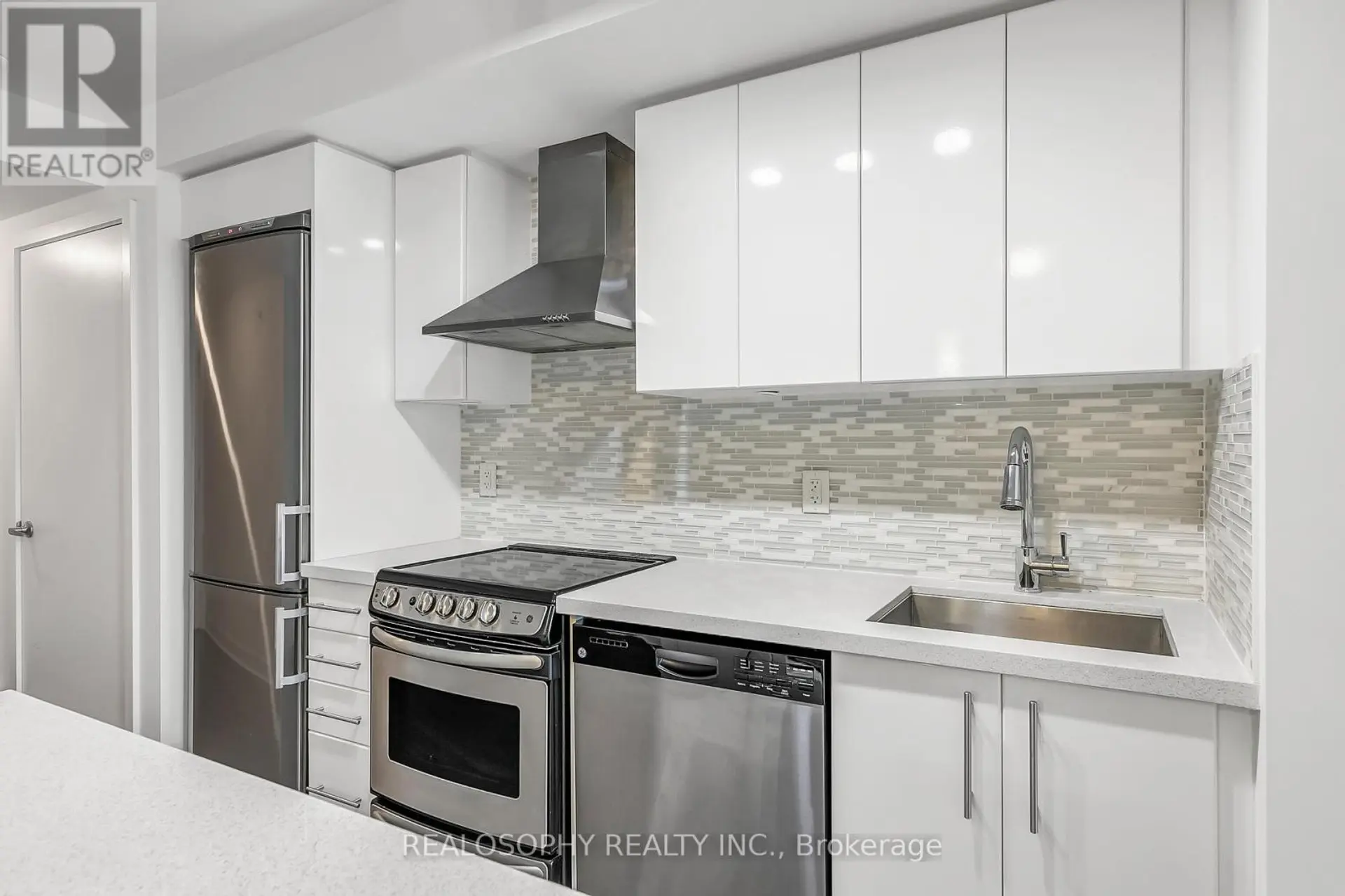 #506 58 ORCHARD VIEW BOULEVARD - Image 4