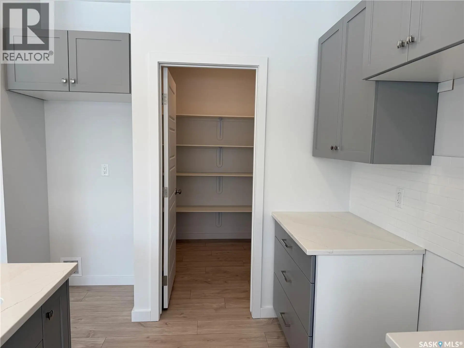 919 Traeger MANOR - Image 5