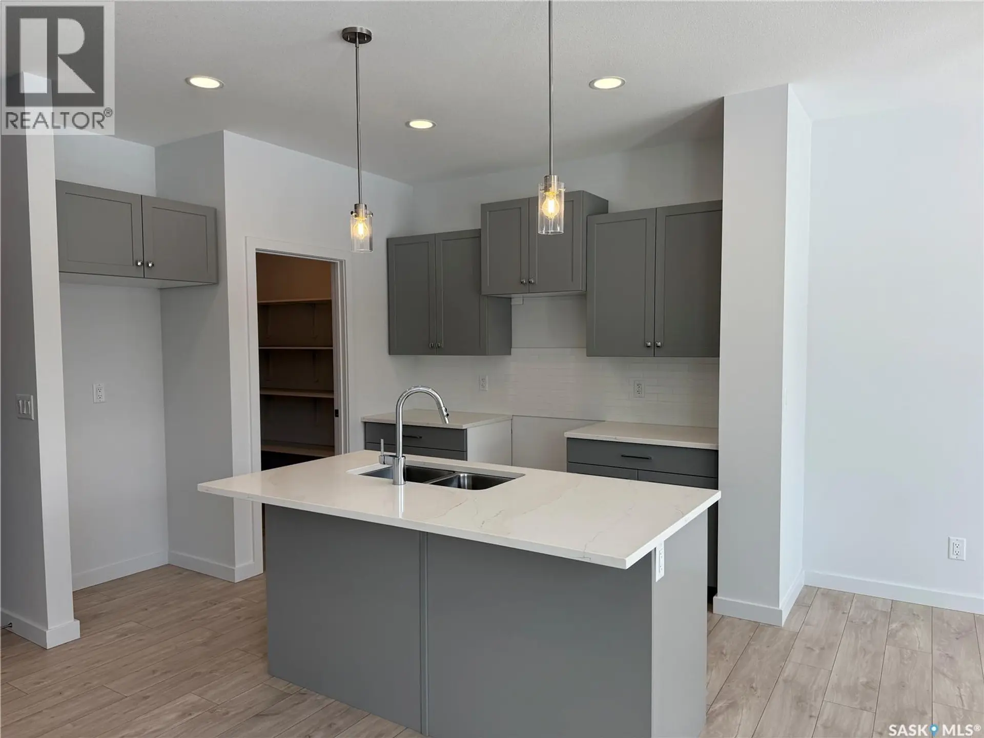 919 Traeger MANOR - Image 3