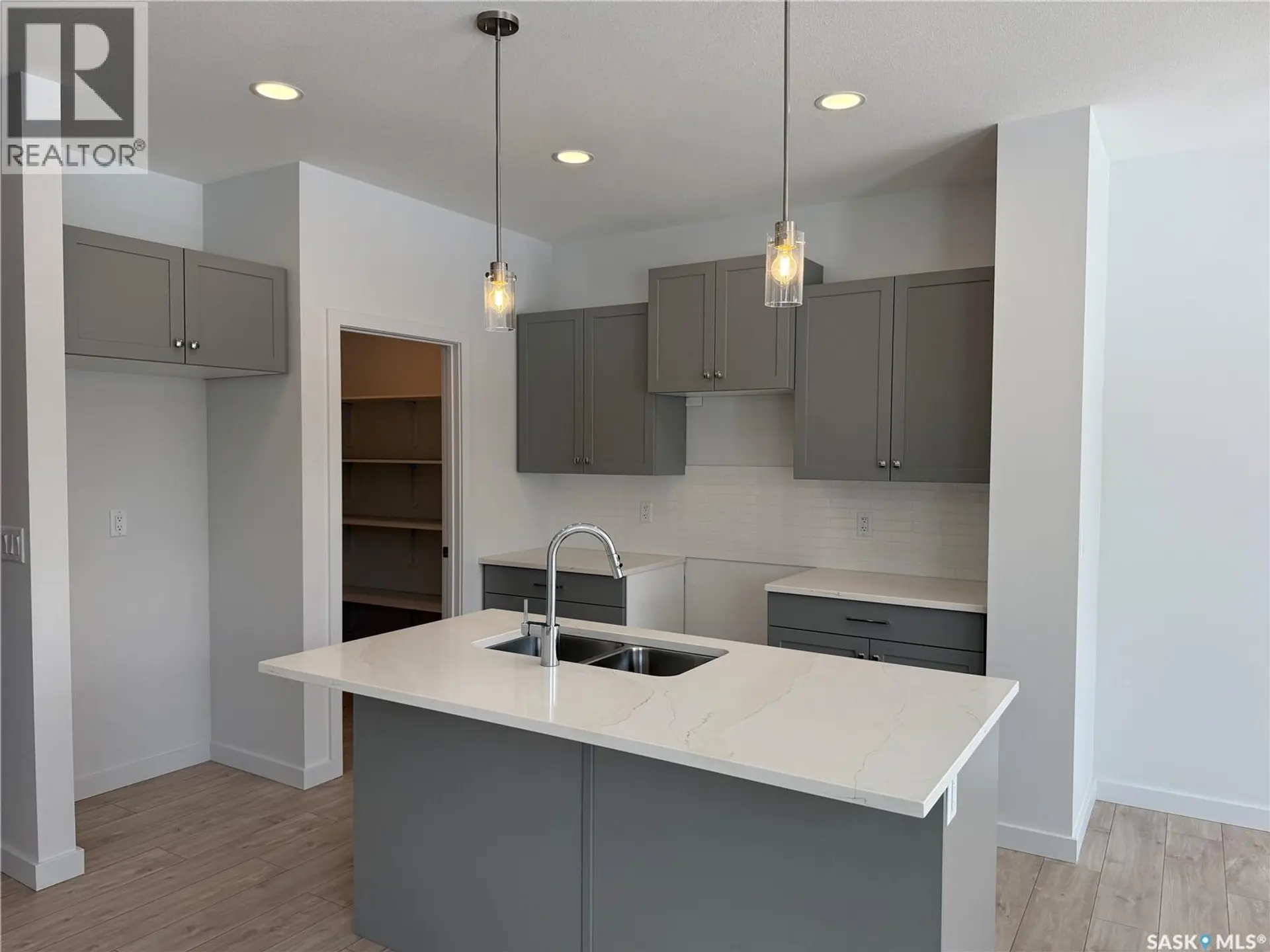 919 Traeger MANOR - Image 2