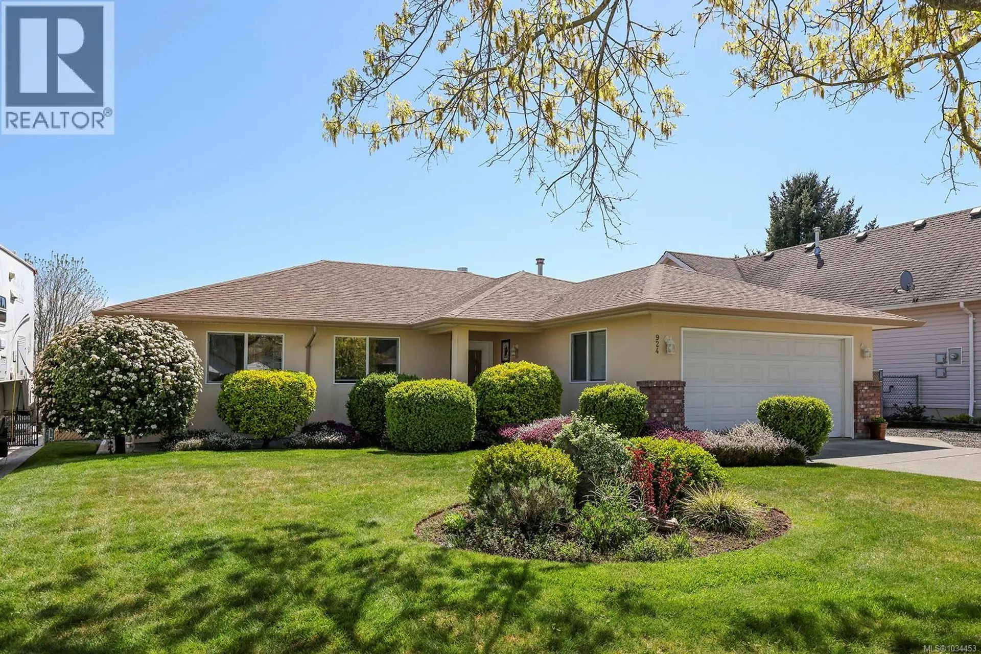 Property at 924 Malahat Dr, Courtenay, BC