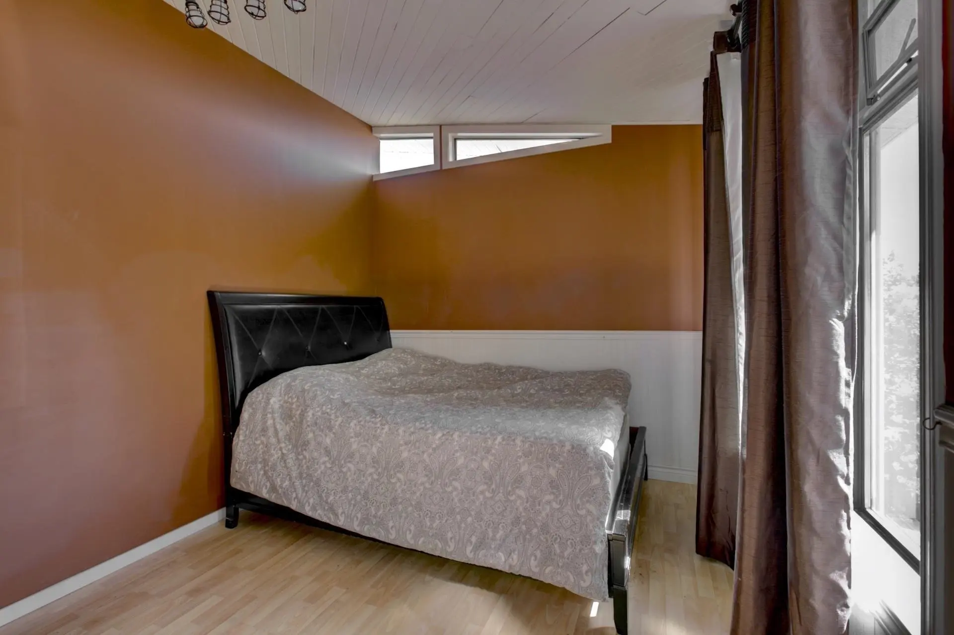 8505 Howard Crescent - Image 11