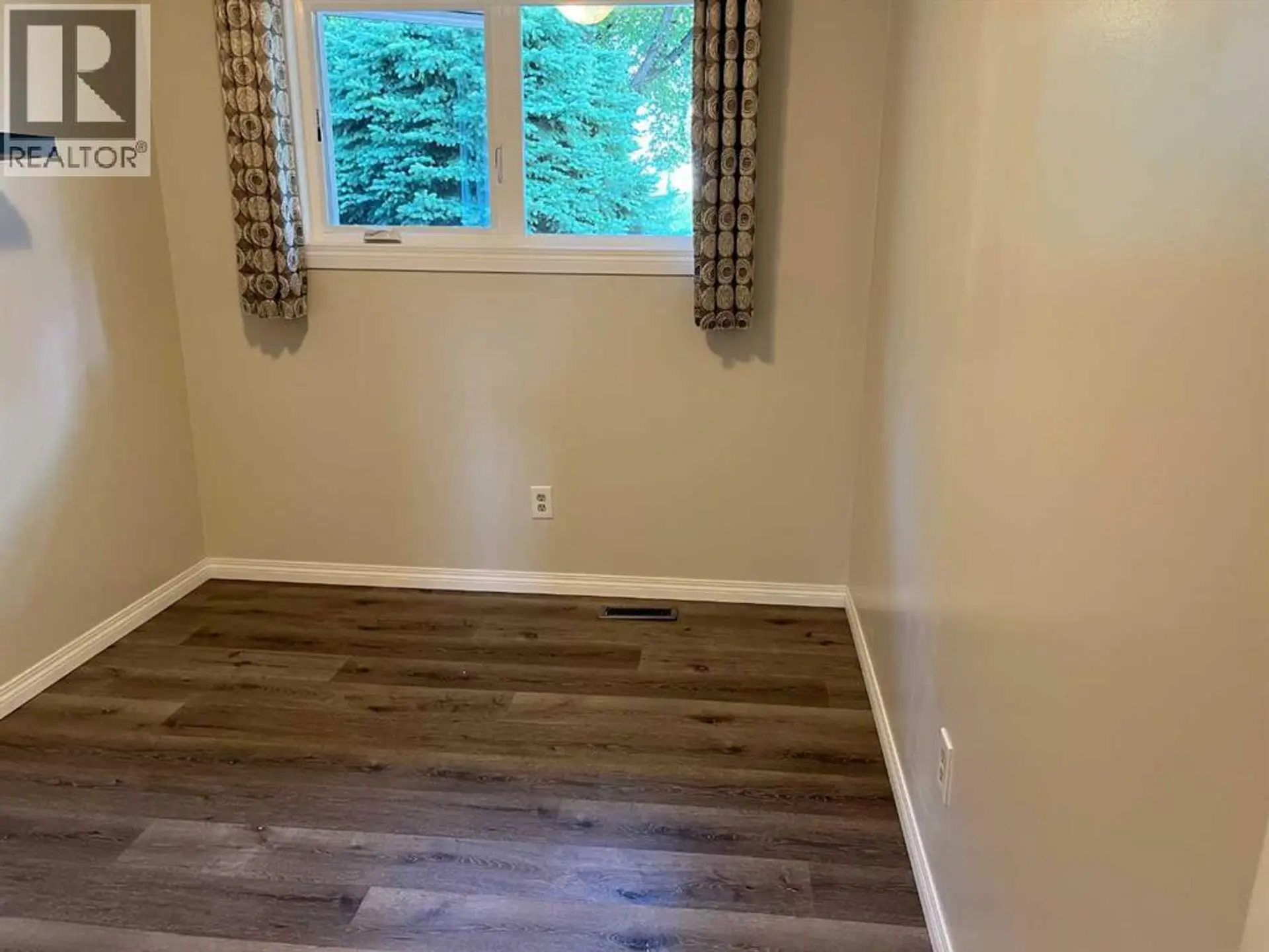 4928 40 Avenue NW - Image 12