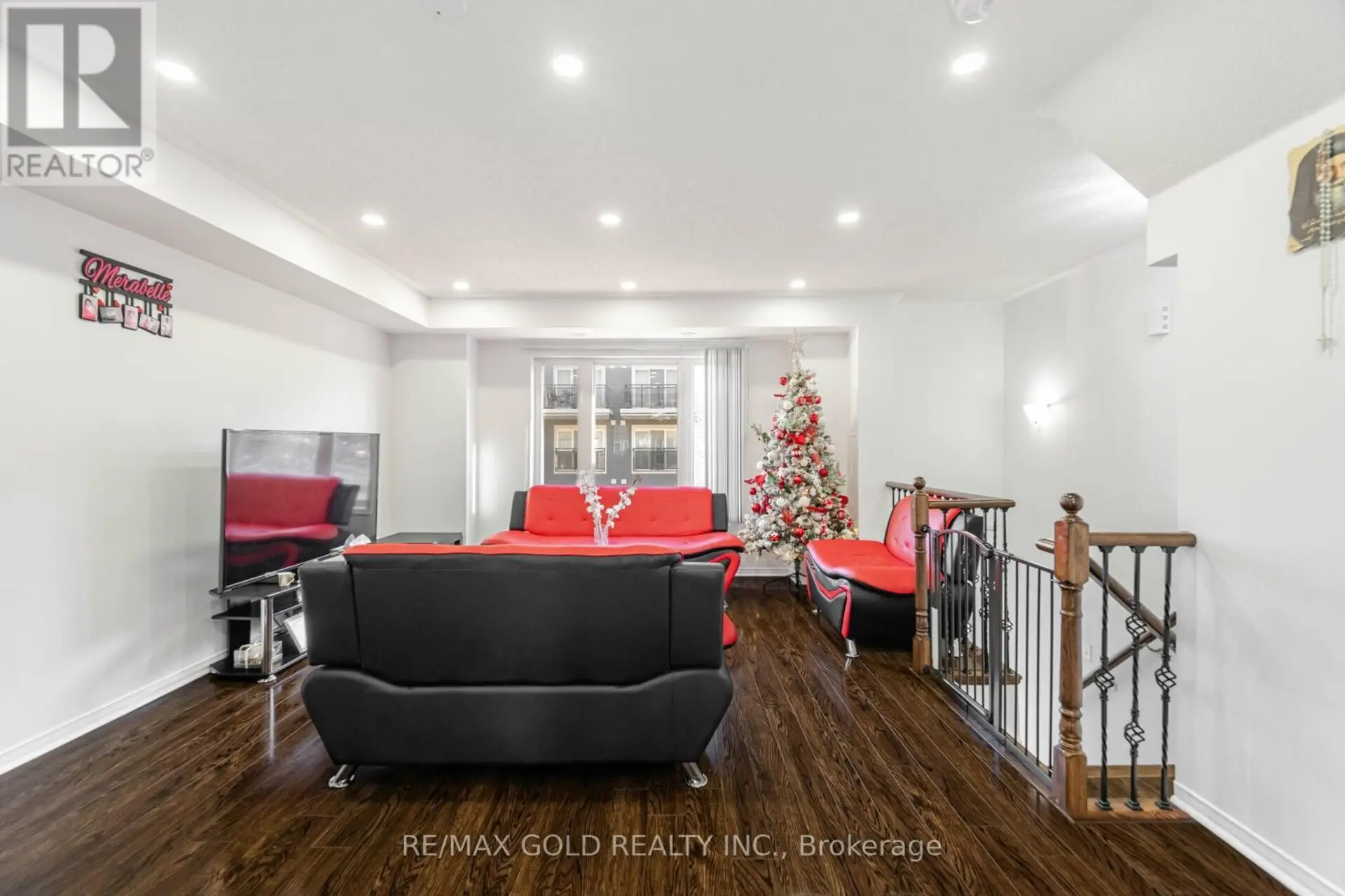 #142 60 FAIRWOOD CIRCLE - Image 2