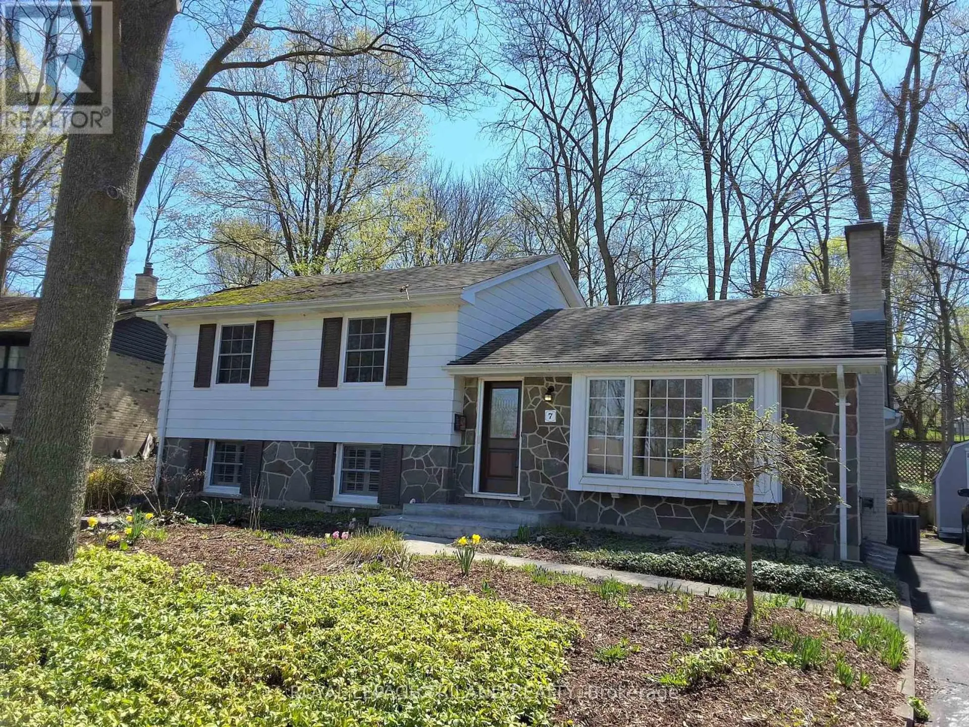 7 BRIARHILL PLACE - Image 1