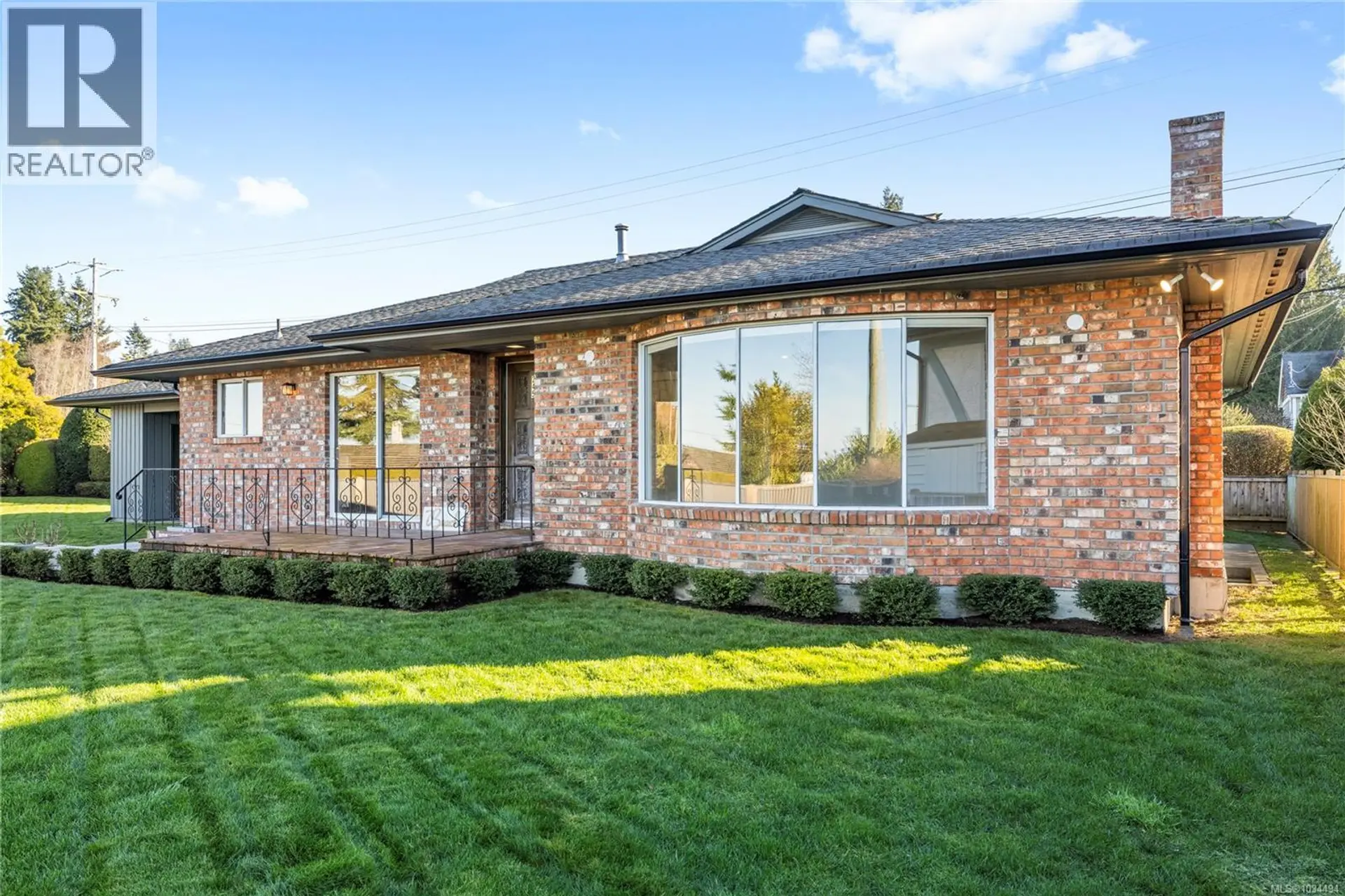 Property at 245 Elizabeth Ave, Qualicum Beach, BC