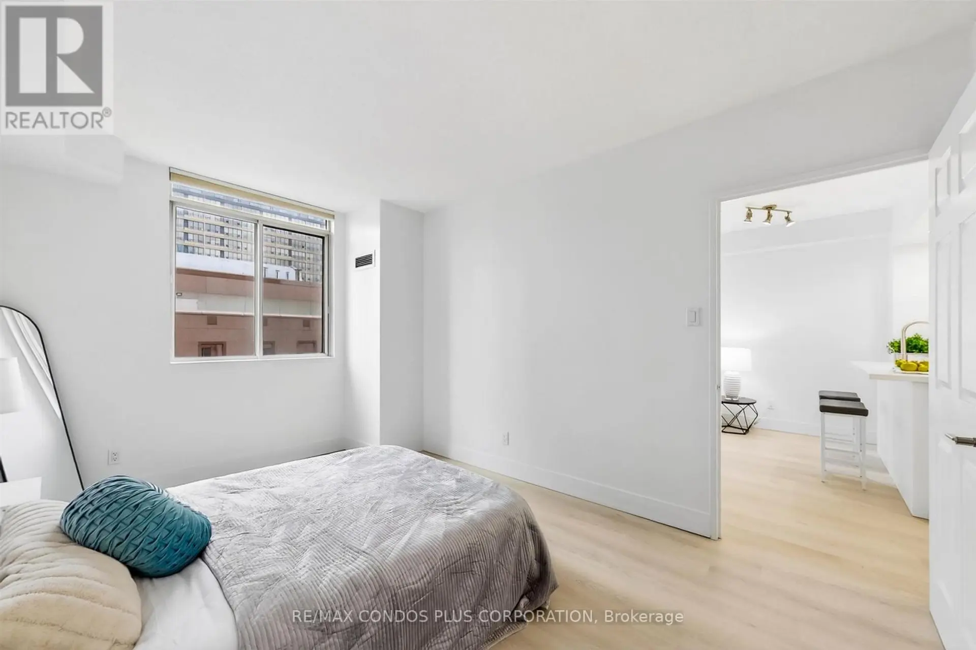 #1601 736 BAY STREET - Image 15