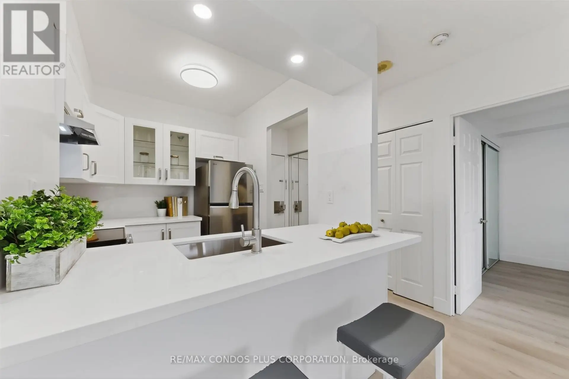 #1601 736 BAY STREET - Image 3