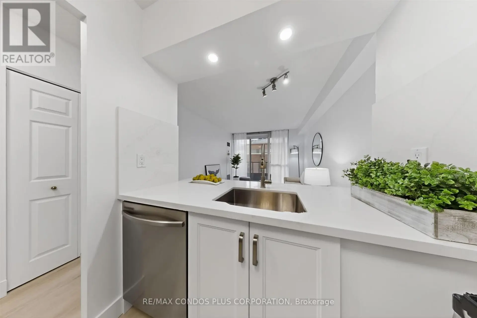 #1601 736 BAY STREET - Image 4