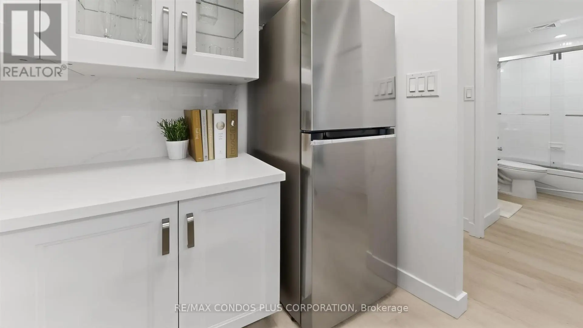 #1601 736 BAY STREET - Image 6