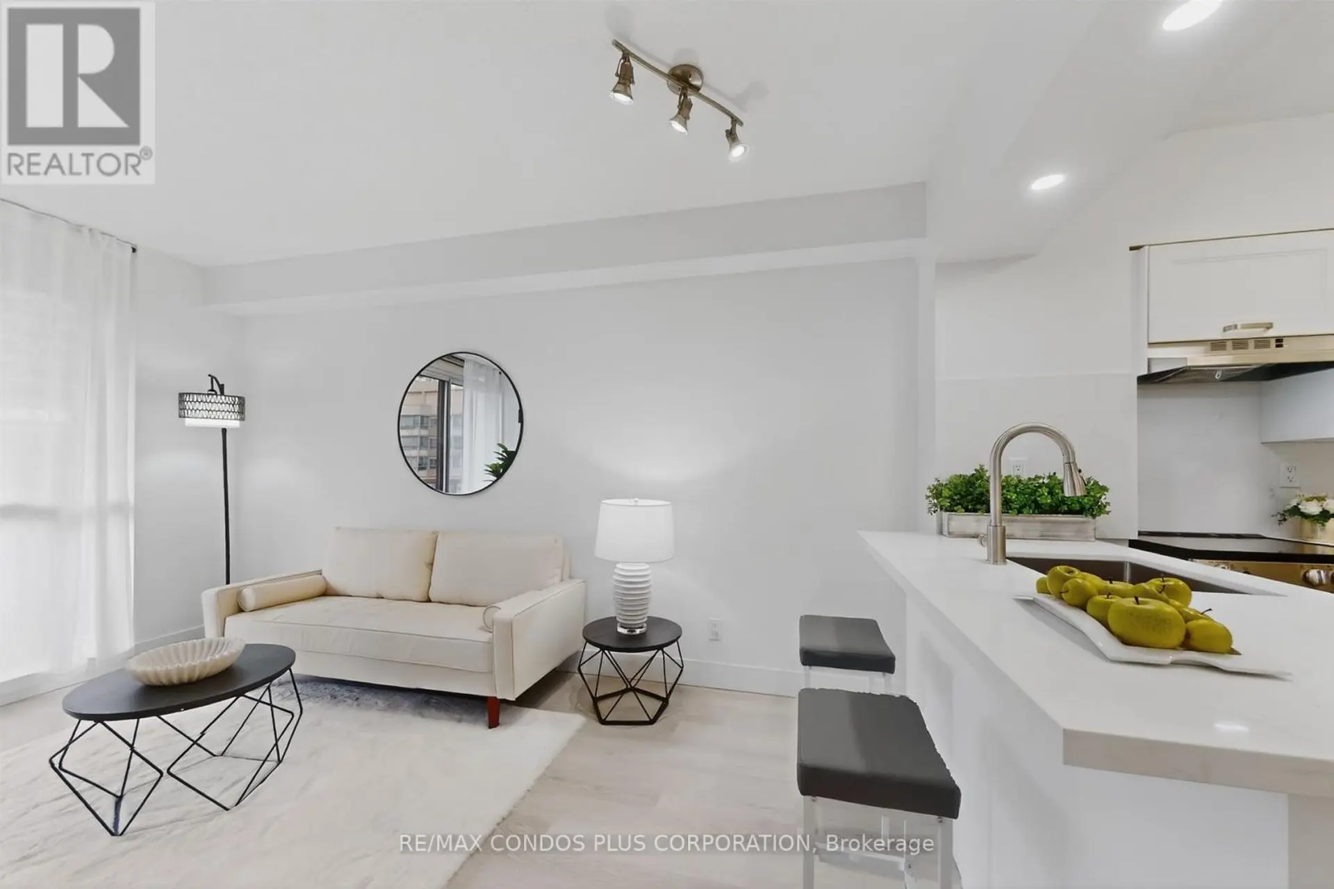 #1601 736 BAY STREET - Image 9