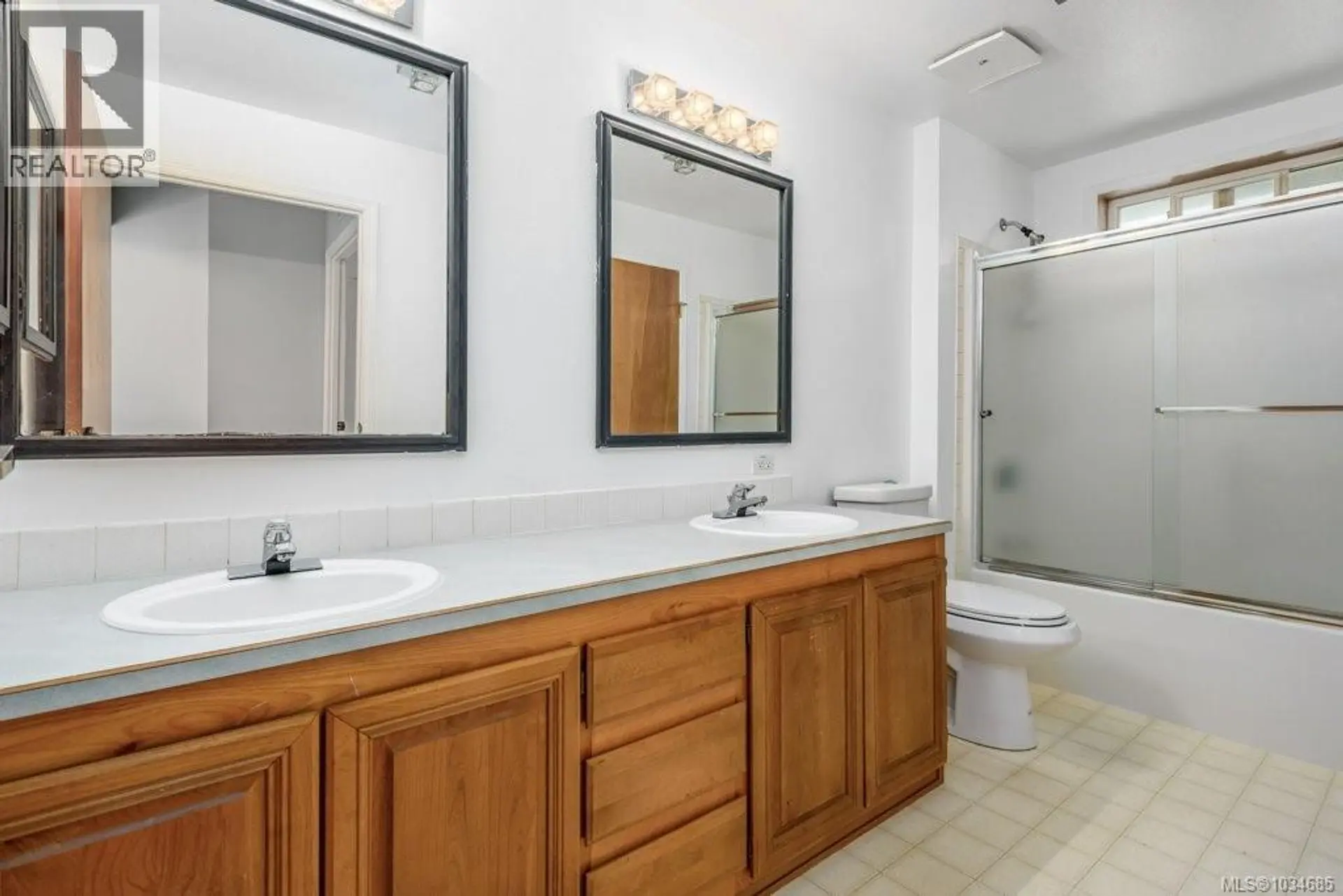 792 12th St - Image 13