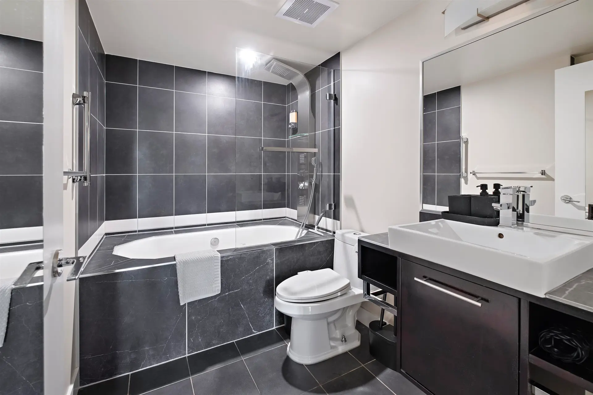 #305 689 Abbott Street - Image 6