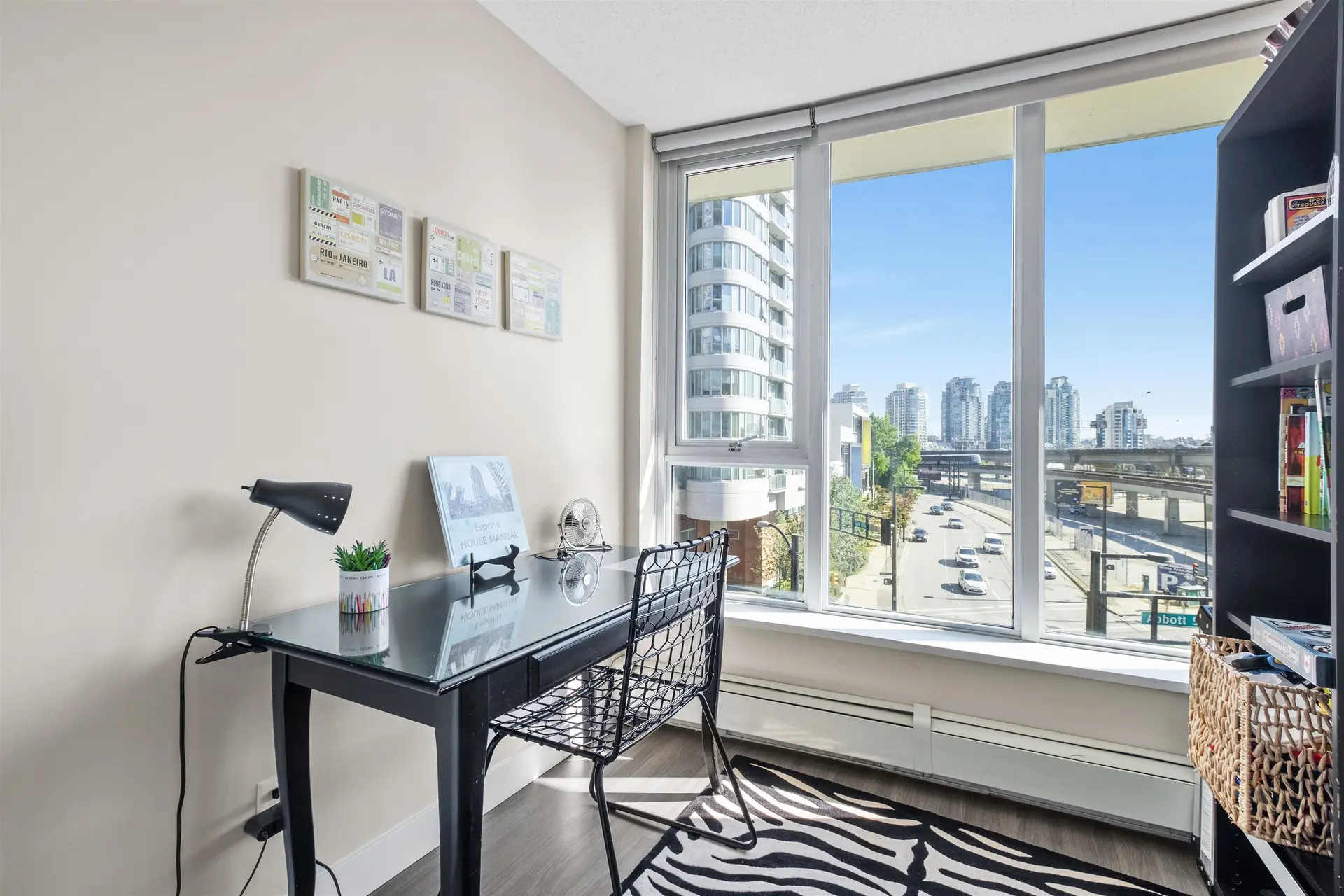 #305 689 Abbott Street - Image 9
