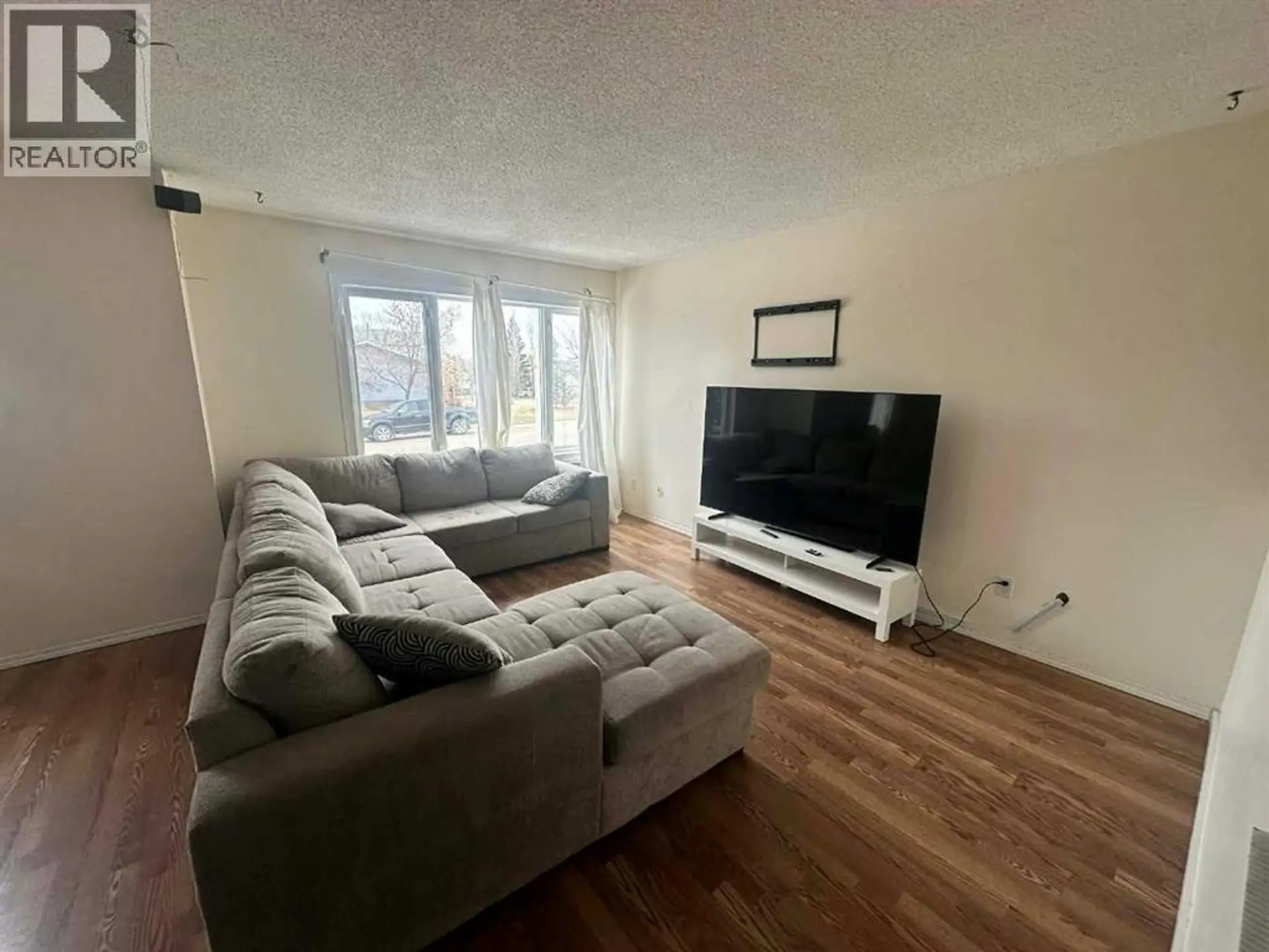 3905 52 Avenue - Image 4