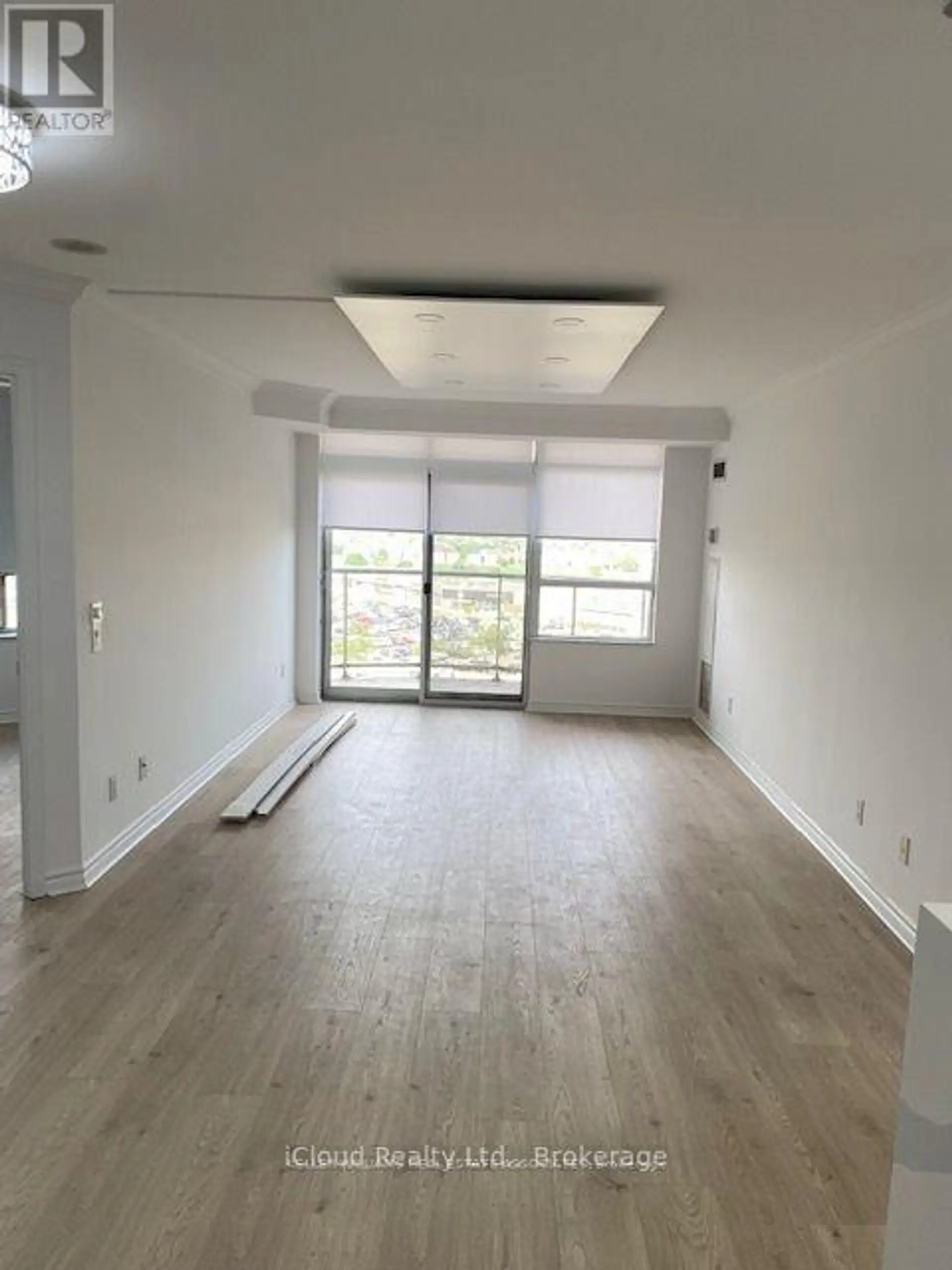 #1008 35 KINGSBRIDGE GARDEN CIRCLE - Image 3