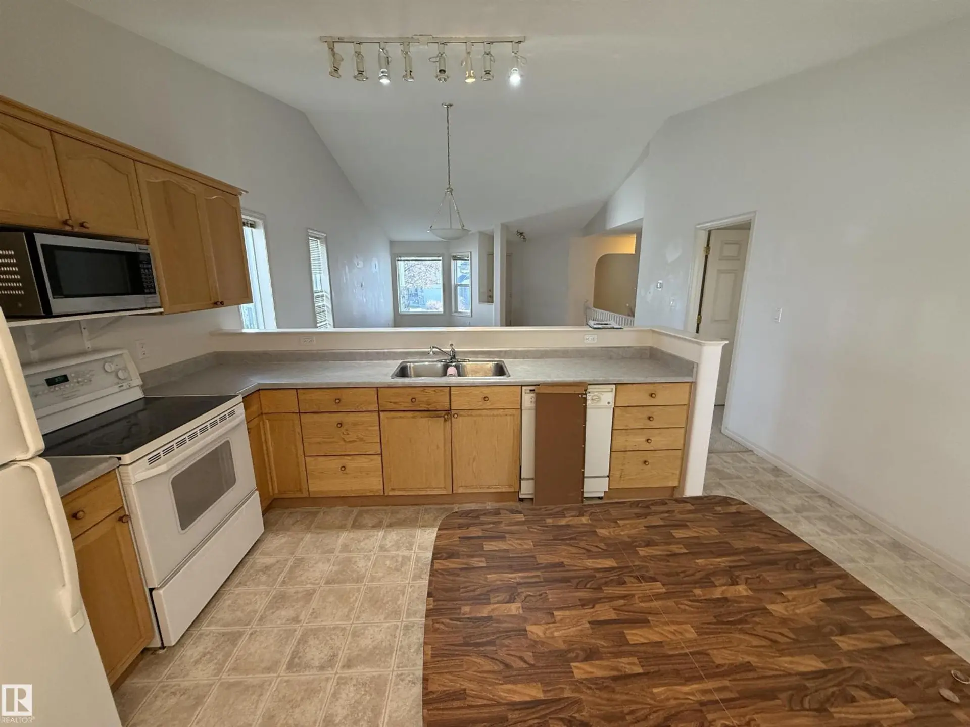 #14 330 GALBRAITH CL NW - Image 4