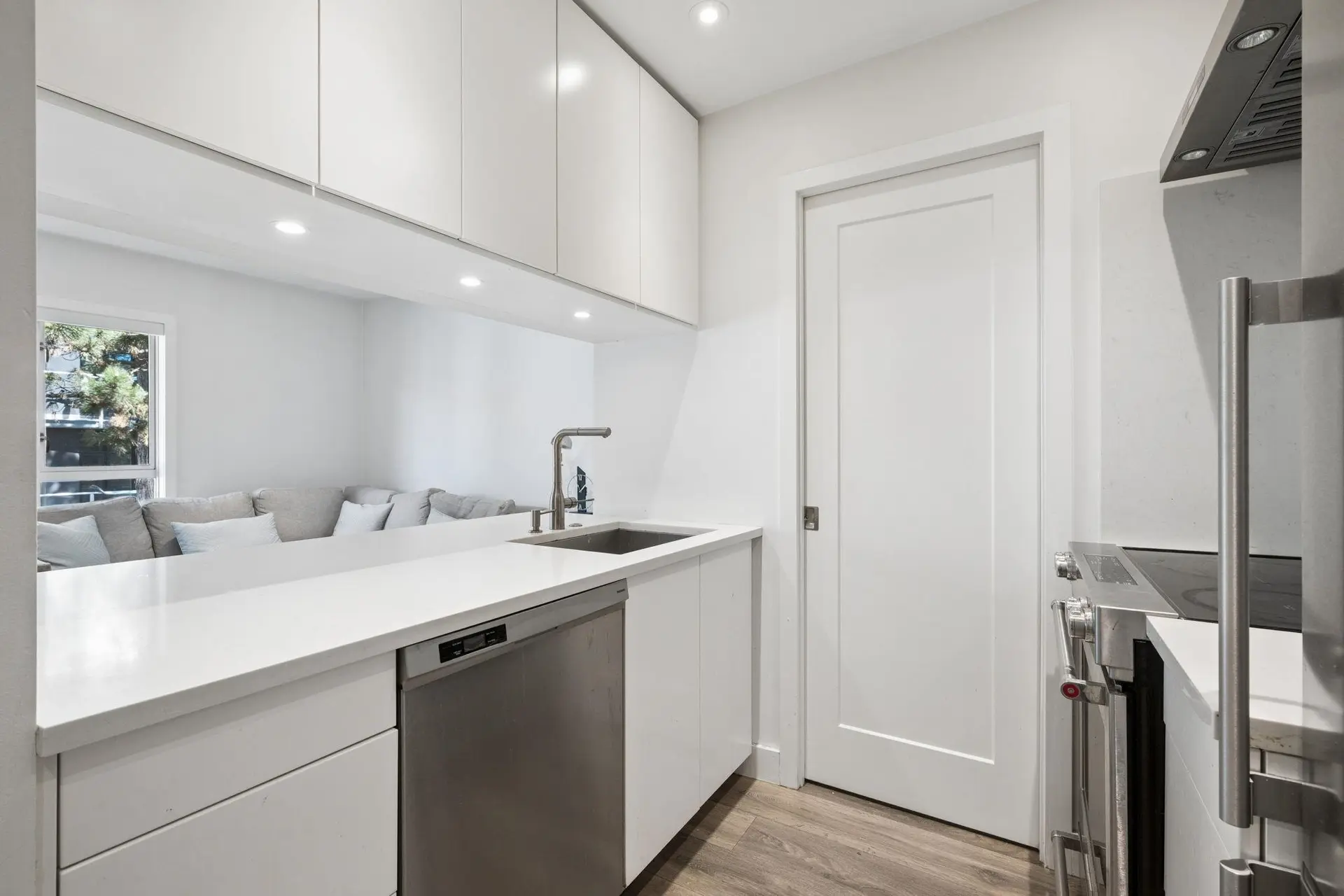 #302 555 W 14th Avenue - Image 2