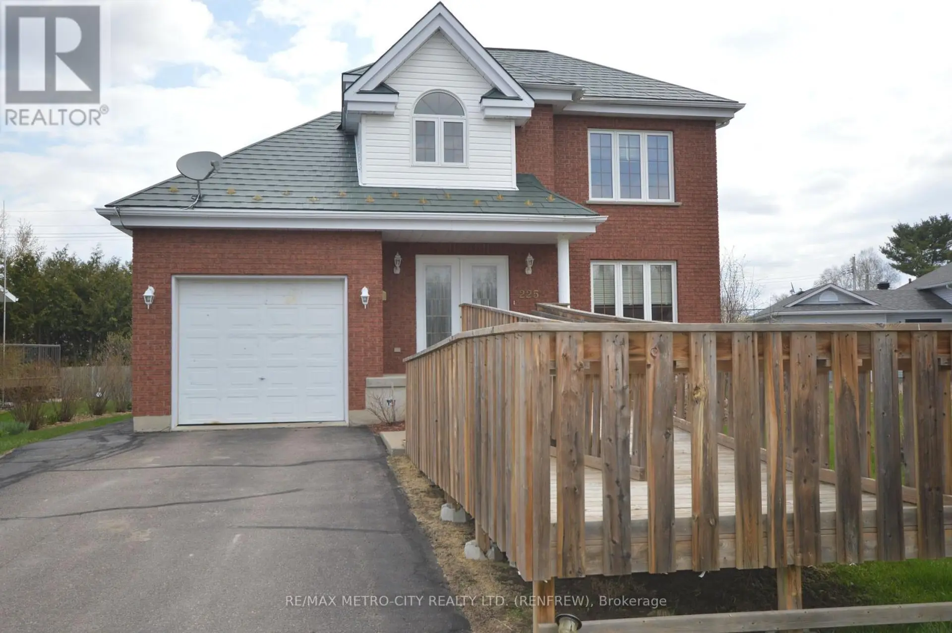 225 VANIER CRESCENT - Image 1