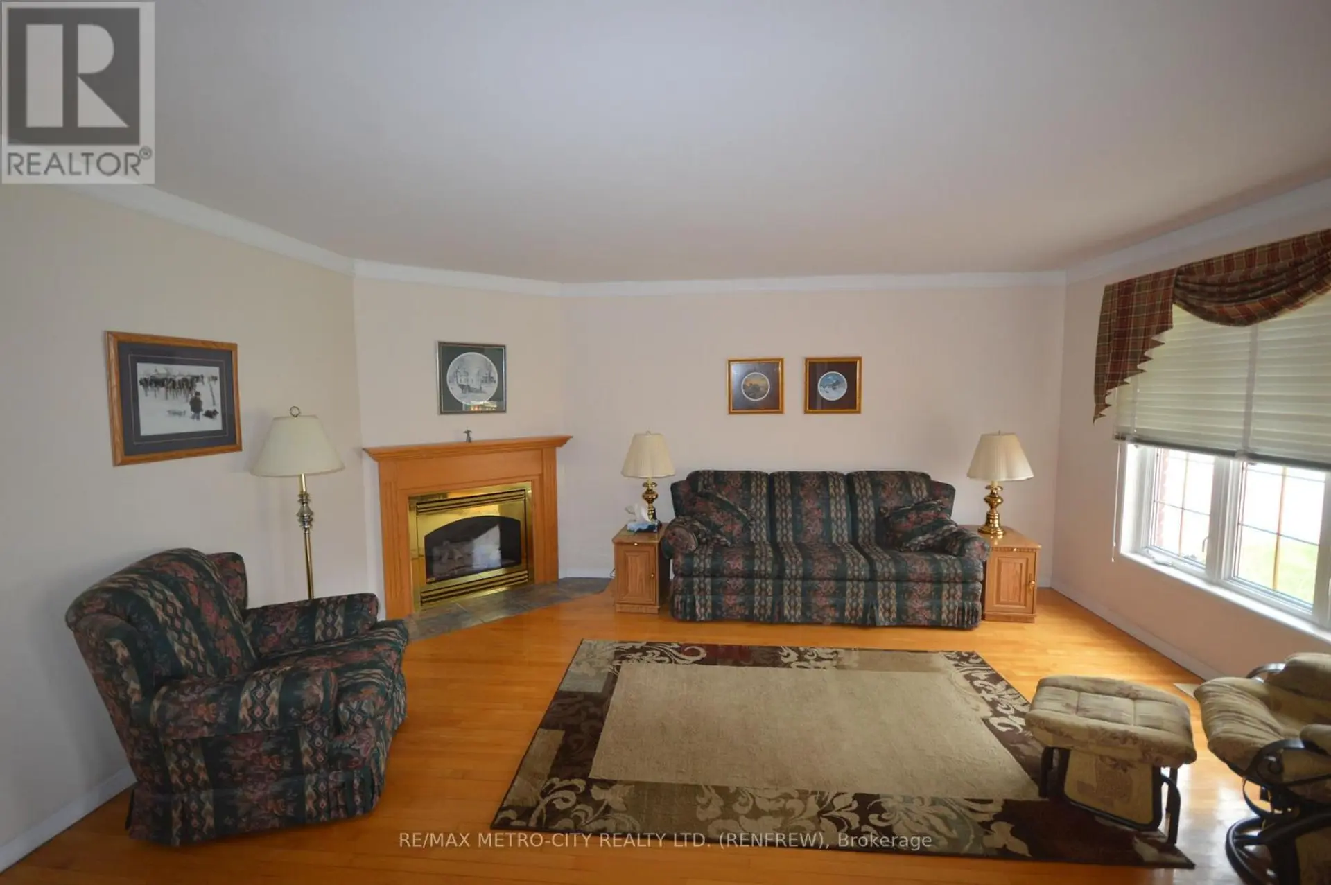225 VANIER CRESCENT - Image 3