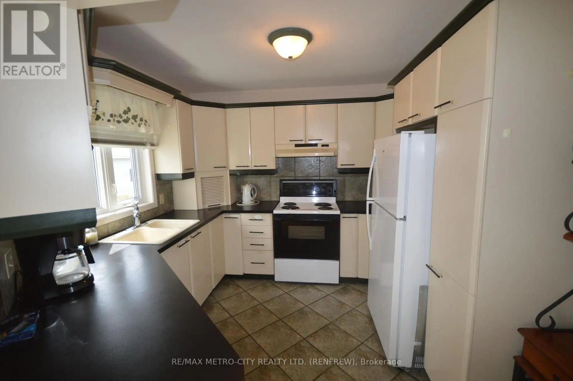 225 VANIER CRESCENT - Image 4
