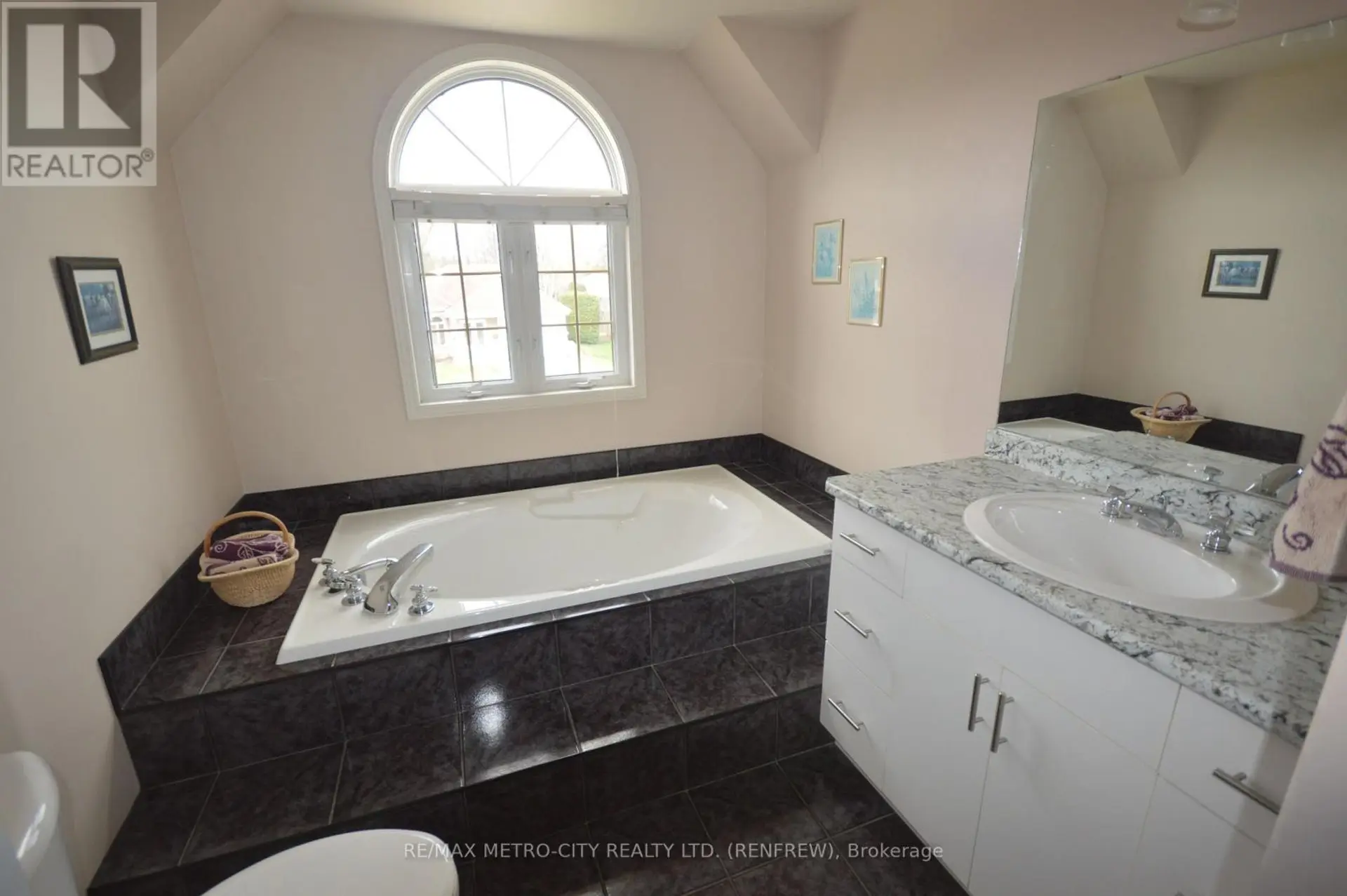 225 VANIER CRESCENT - Image 11