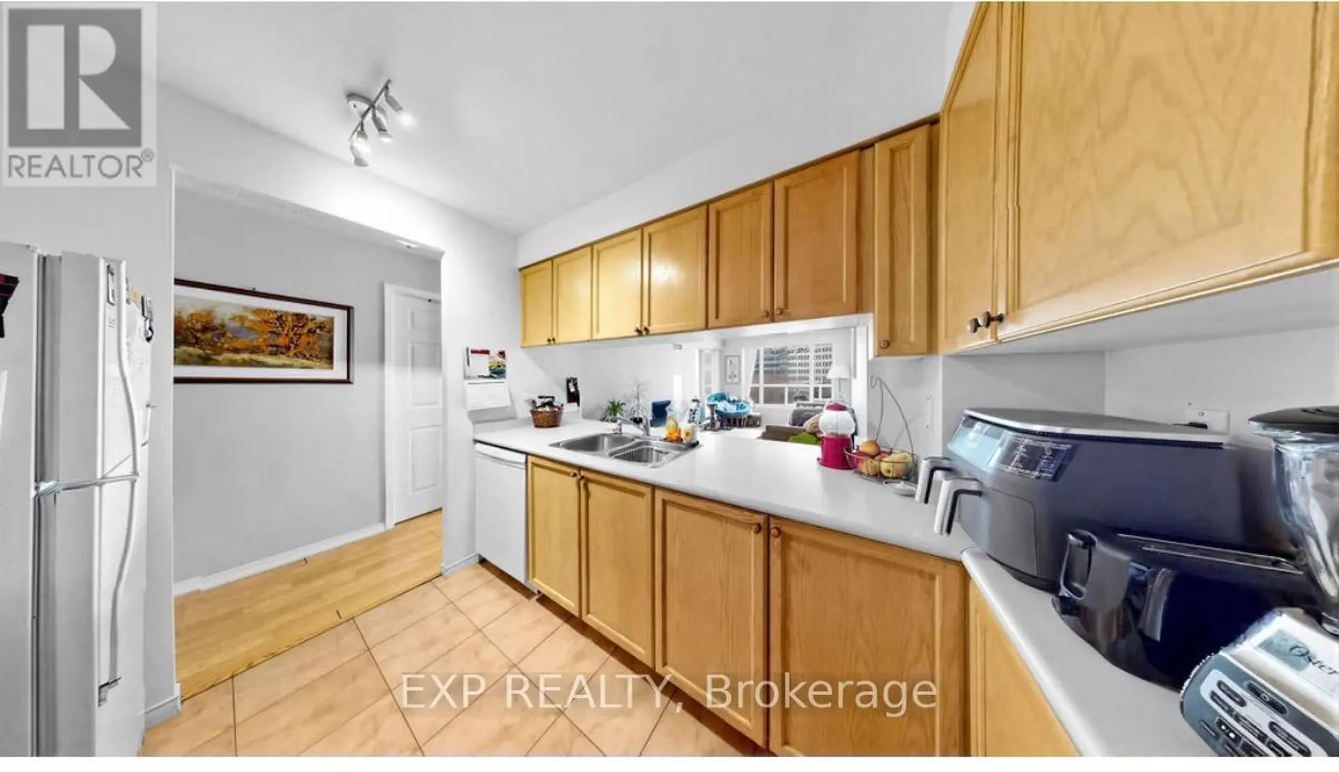 #607 889 BAY STREET - Image 11
