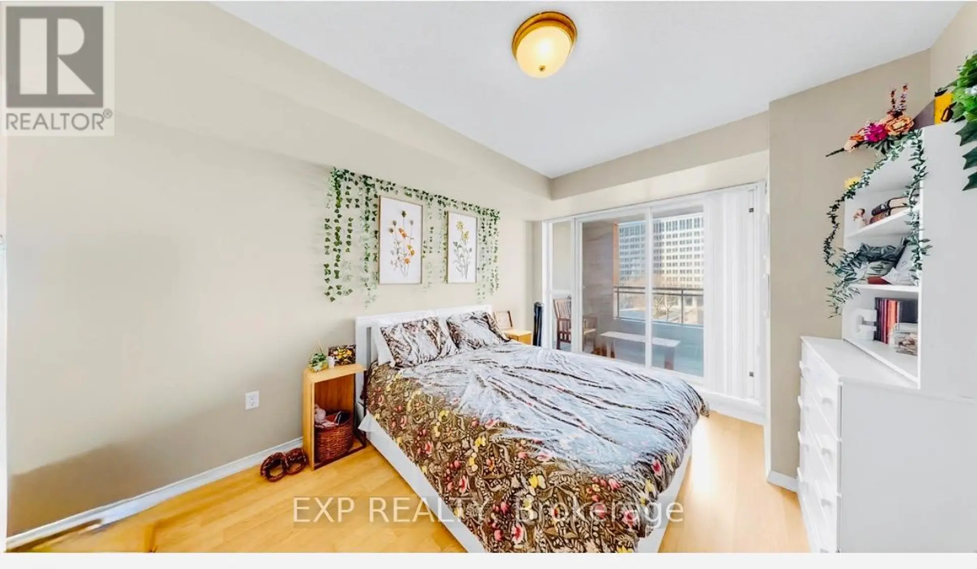 #607 889 BAY STREET - Image 3