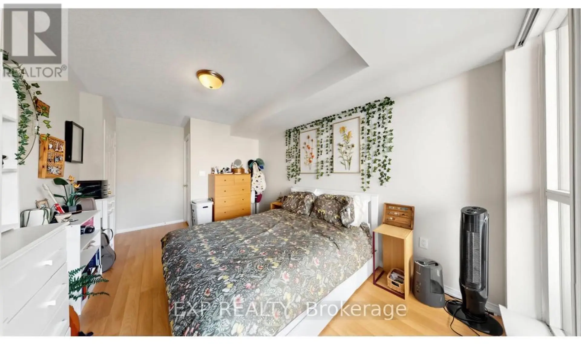 #607 889 BAY STREET - Image 4
