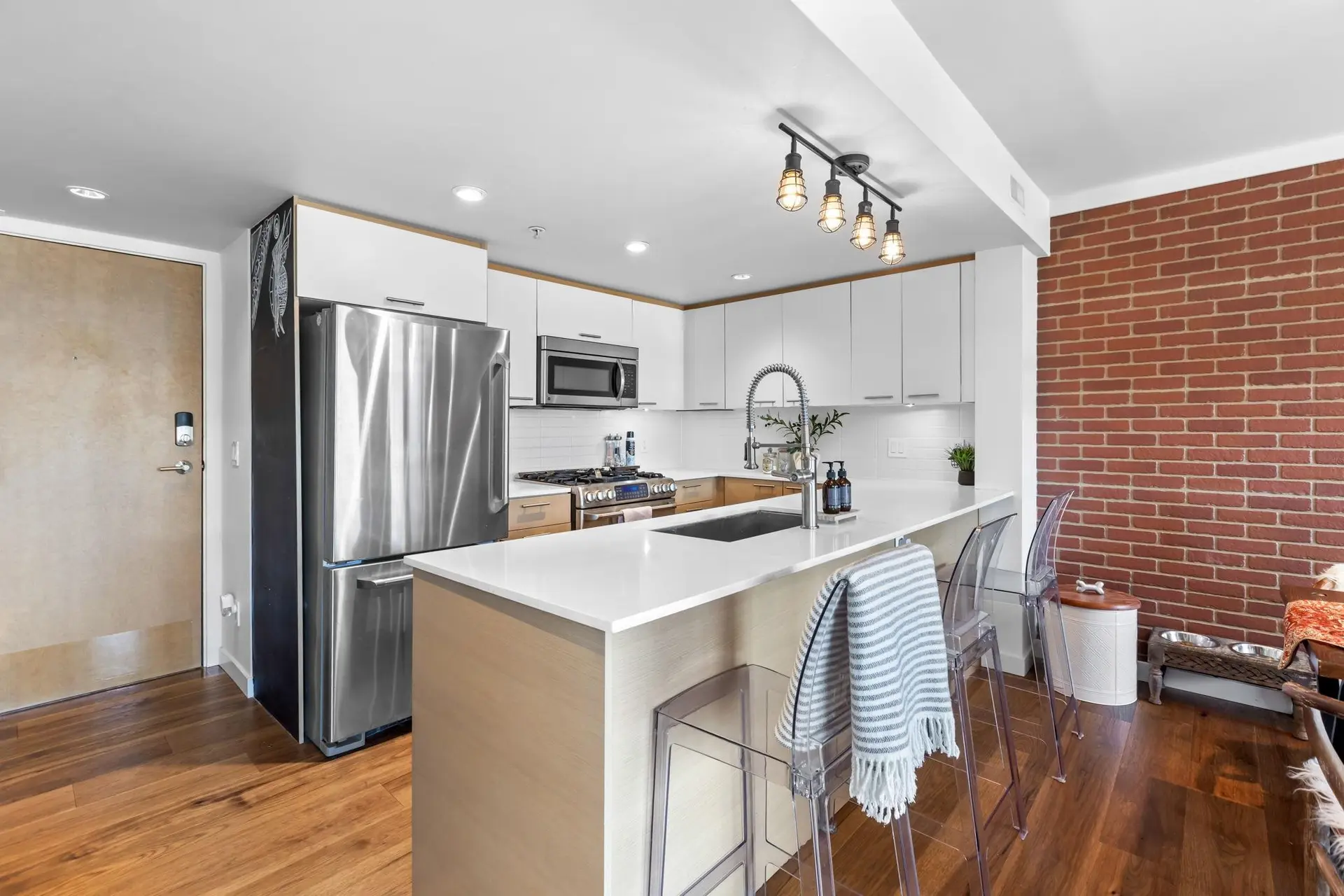 #516 95 Moody Street - Image 4