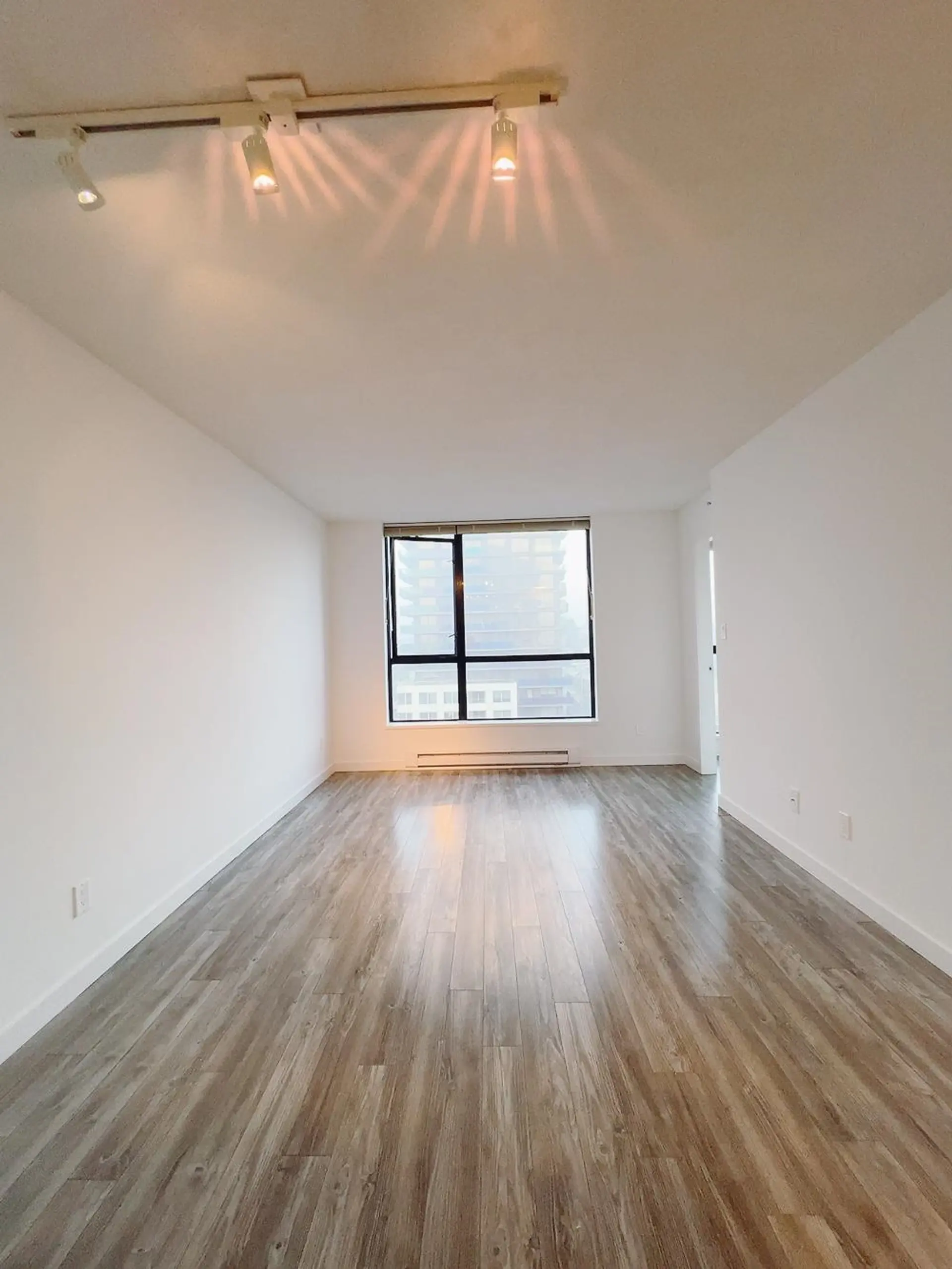 #806 3438 Vanness Avenue - Image 2