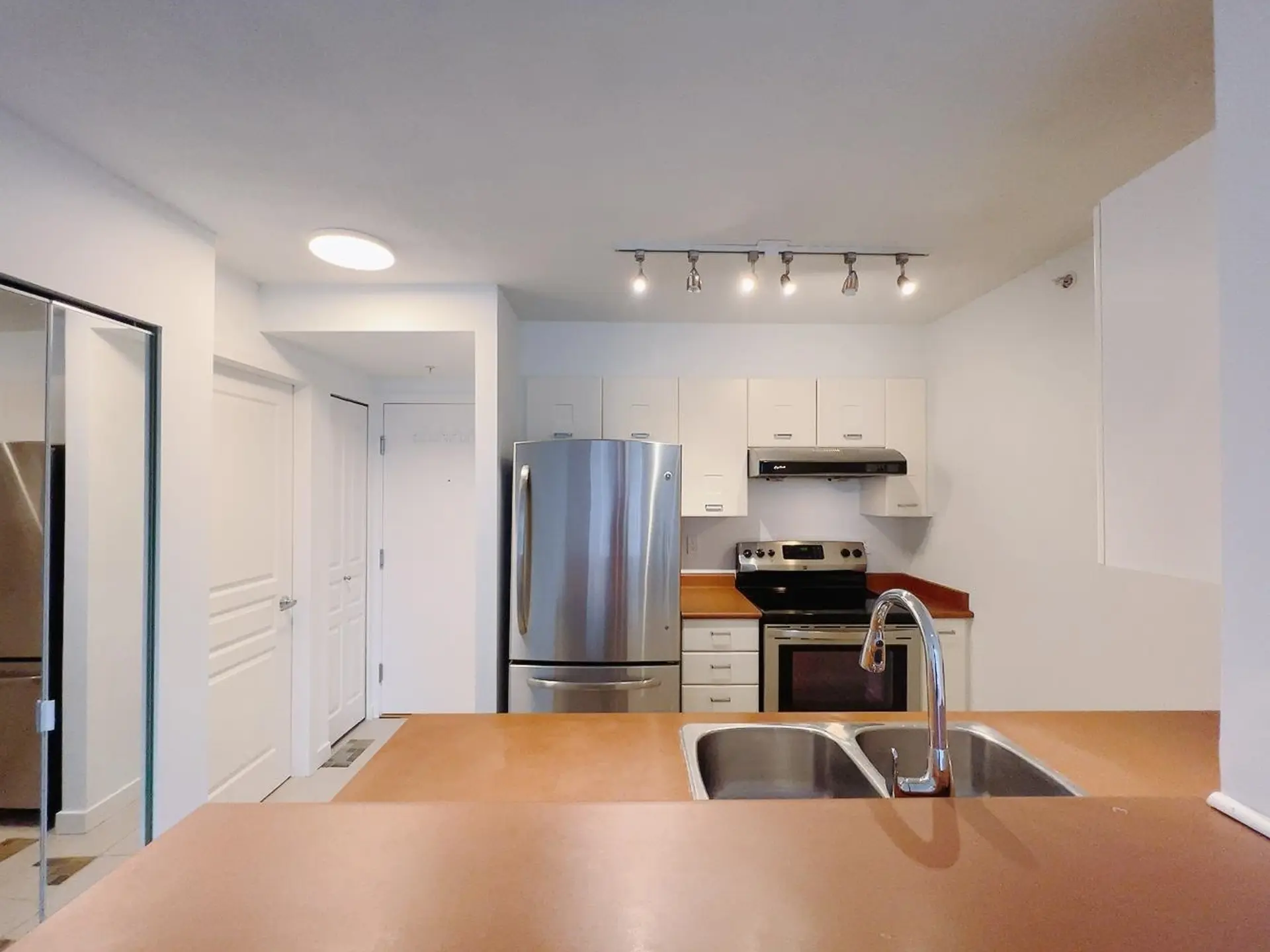 #806 3438 Vanness Avenue - Image 13