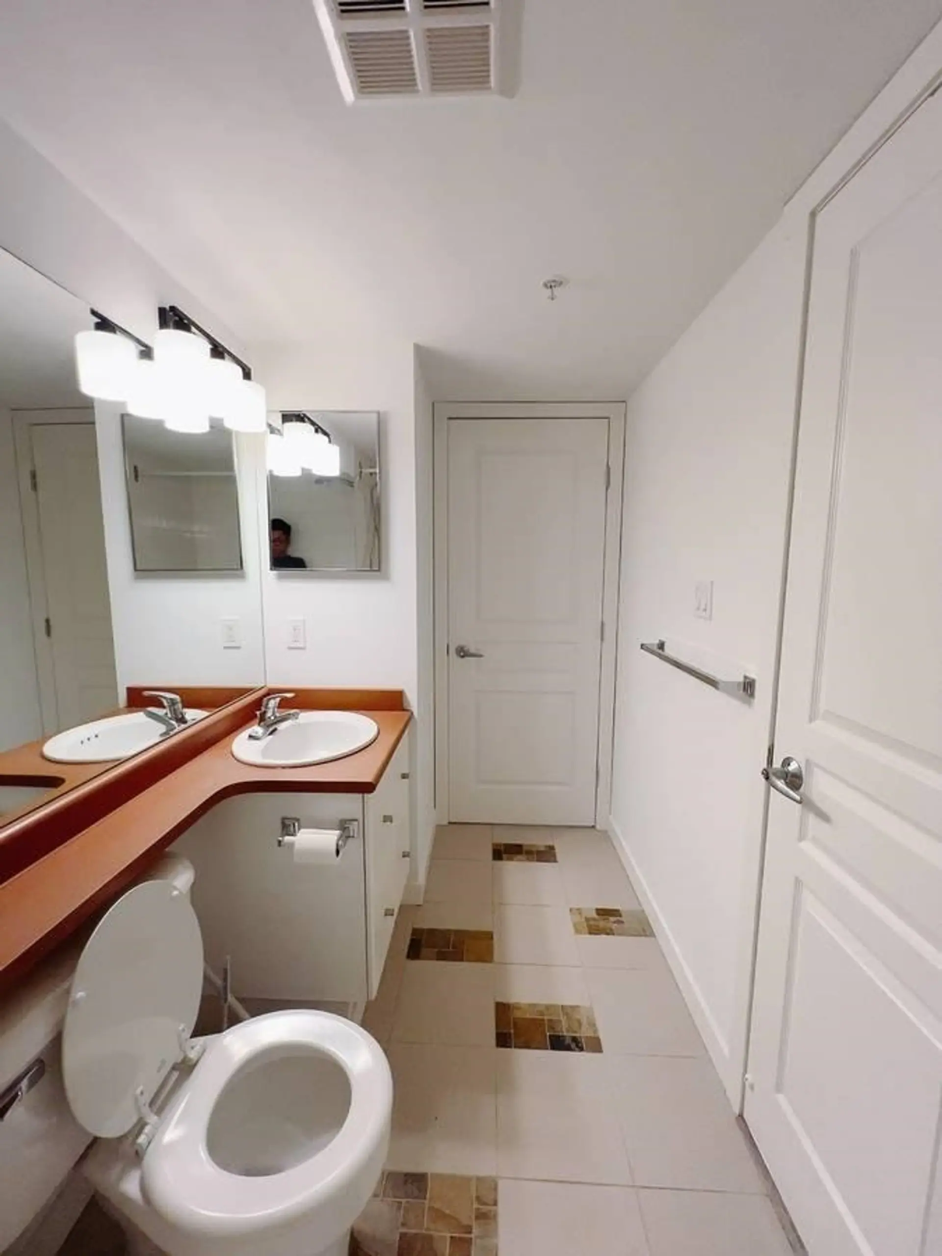 #806 3438 Vanness Avenue - Image 16