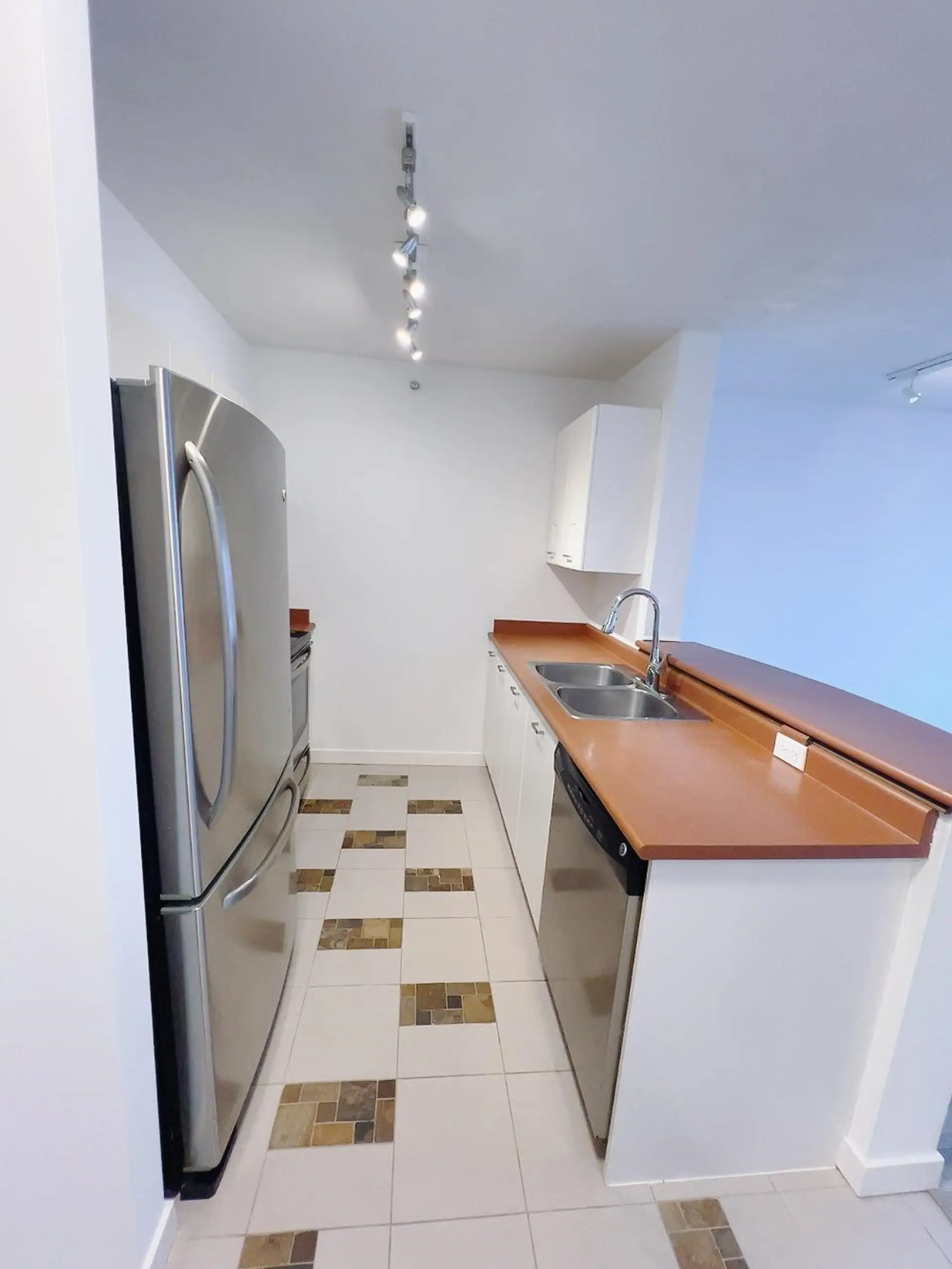 #806 3438 Vanness Avenue - Image 12