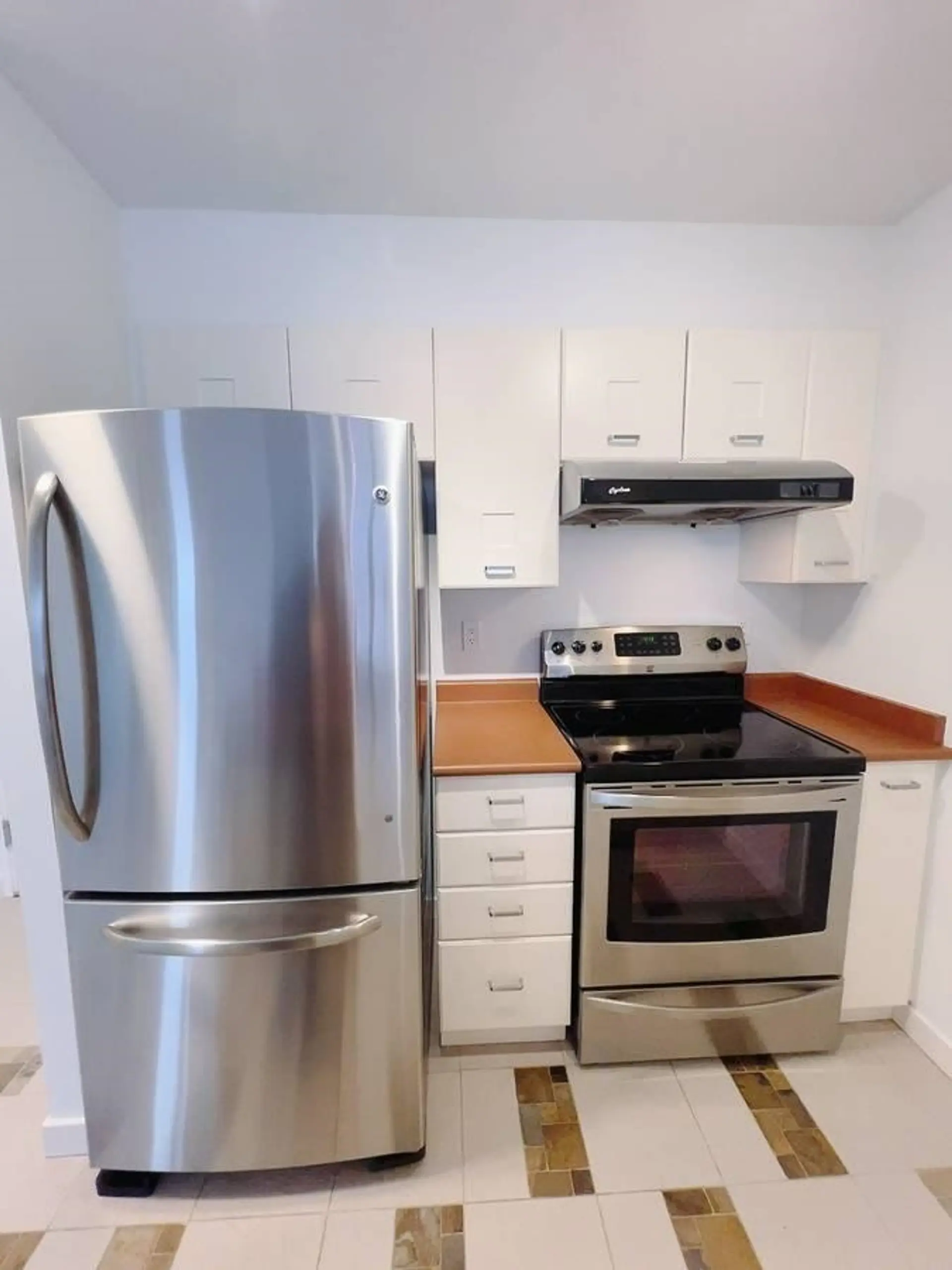 #806 3438 Vanness Avenue - Image 14