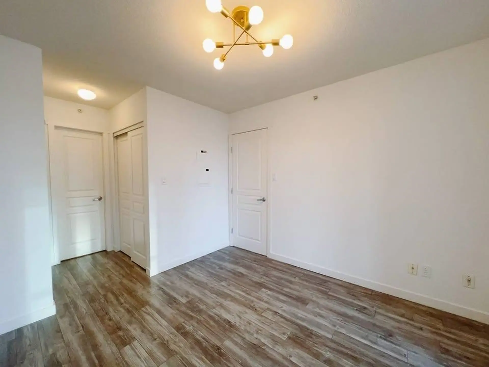 #806 3438 Vanness Avenue - Image 8
