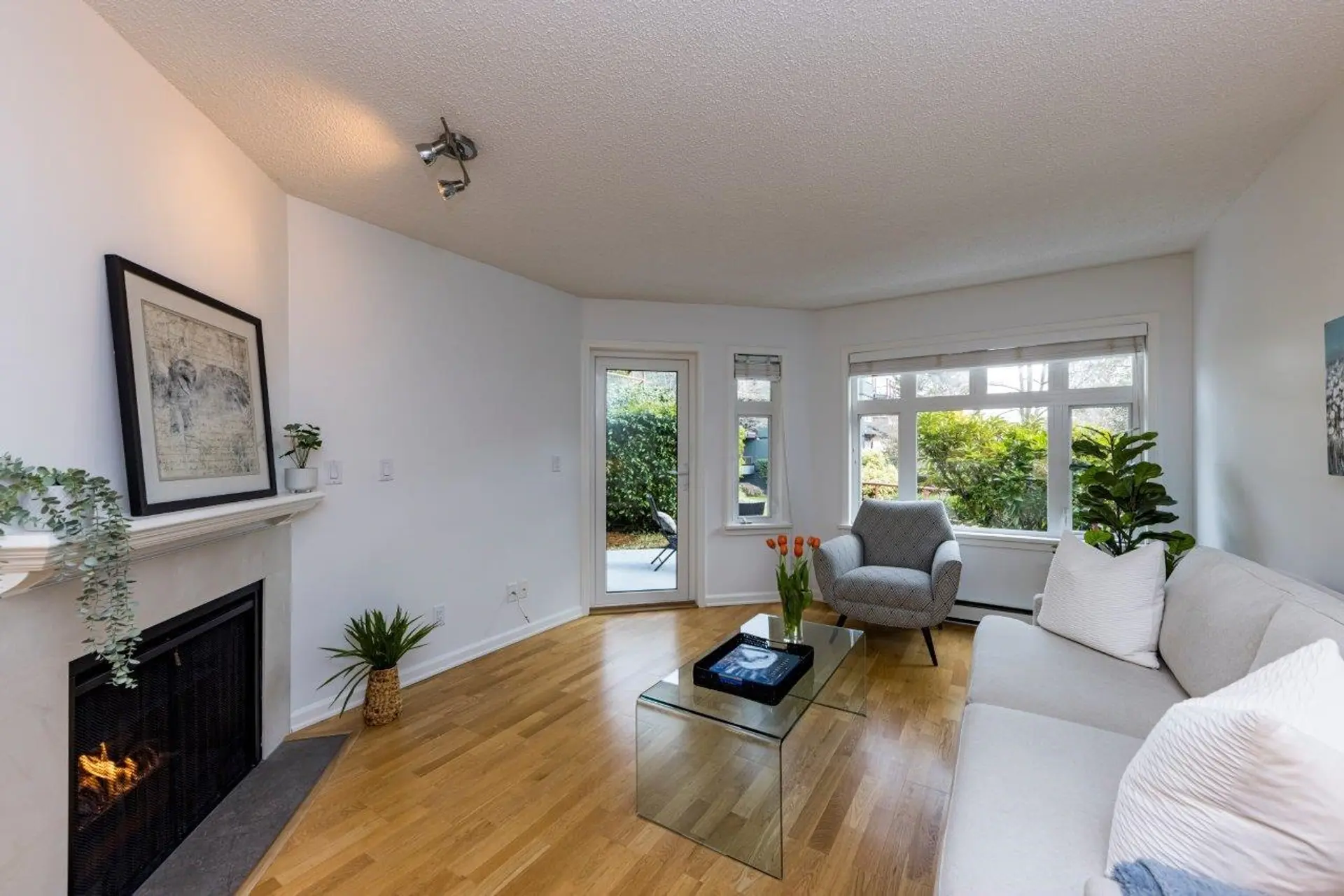 Property at #201 2800 Chesterfield Avenue, North Vancouver, BC