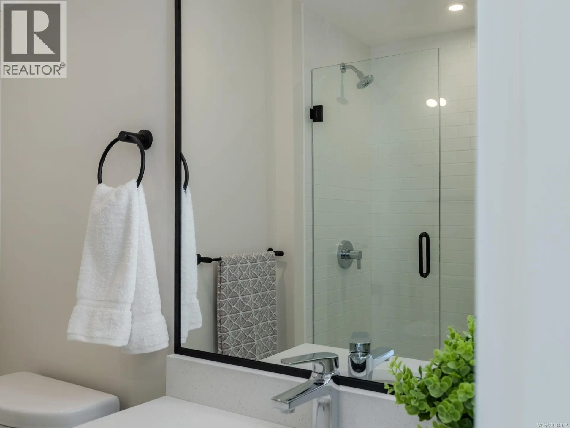 #2 1830 Allenby St - Image 14