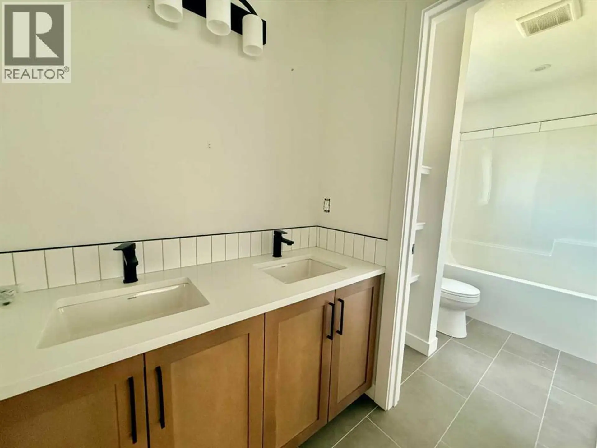 7057 85 Street - Image 12
