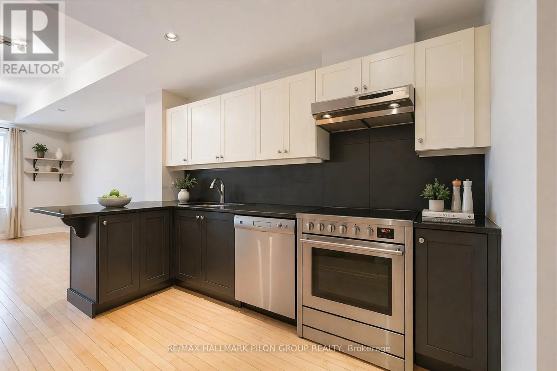 #109 950 MARGUERITE AVENUE - Image 2